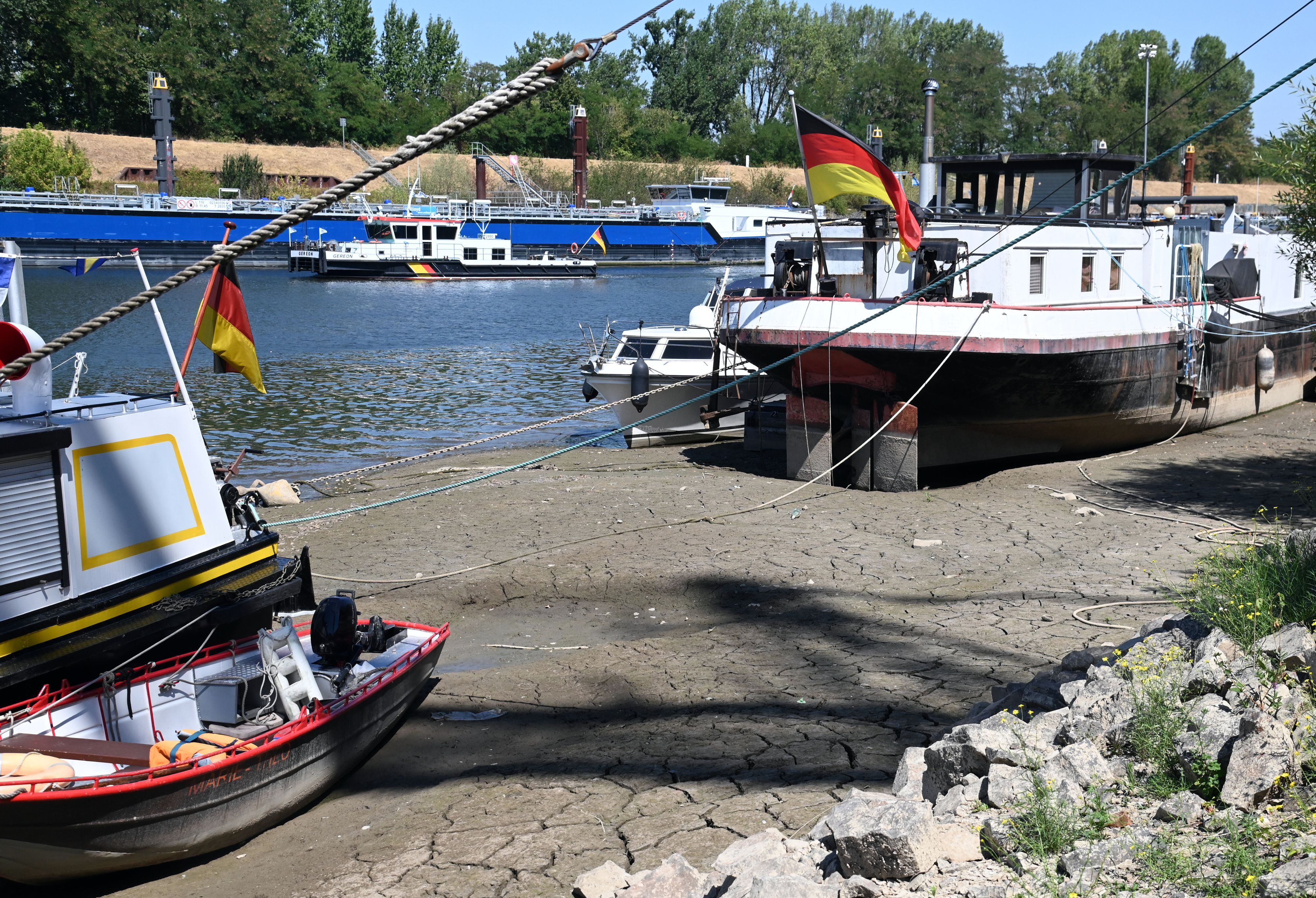 Extremes Niedrigwasser auch im Mülheimer Hafen