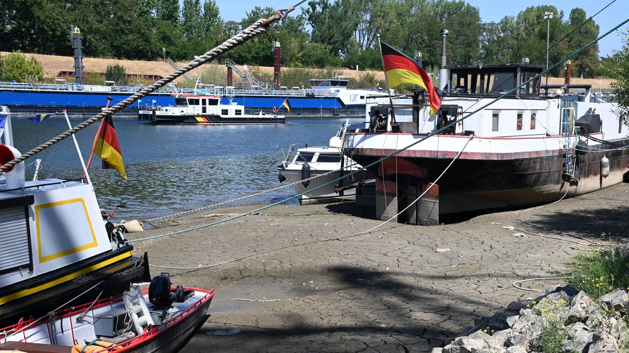 Extremes Niedrigwasser auch im Mülheimer Hafen