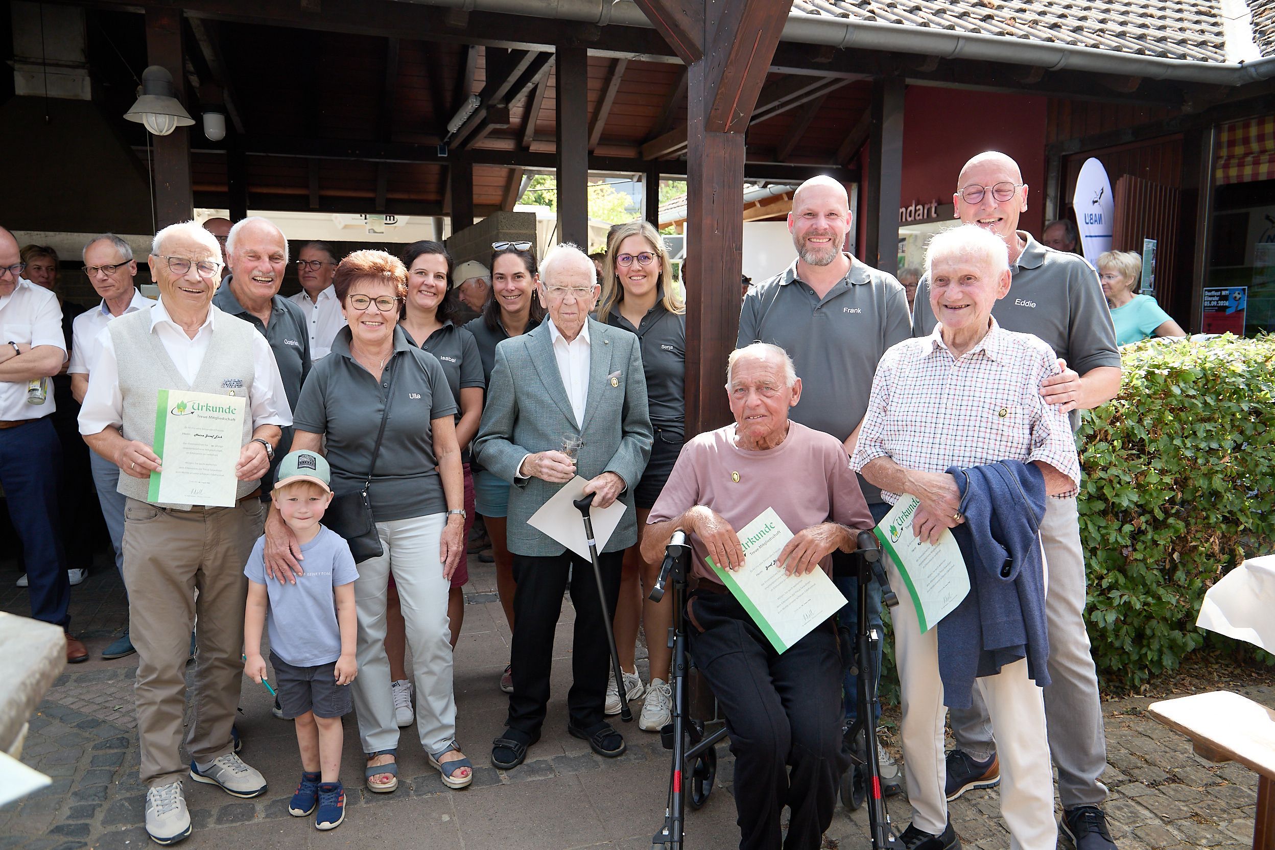 Gruppenbild des Vorstands und der Geehrten des Eifelvereins Einruhr-Erkensruhr.