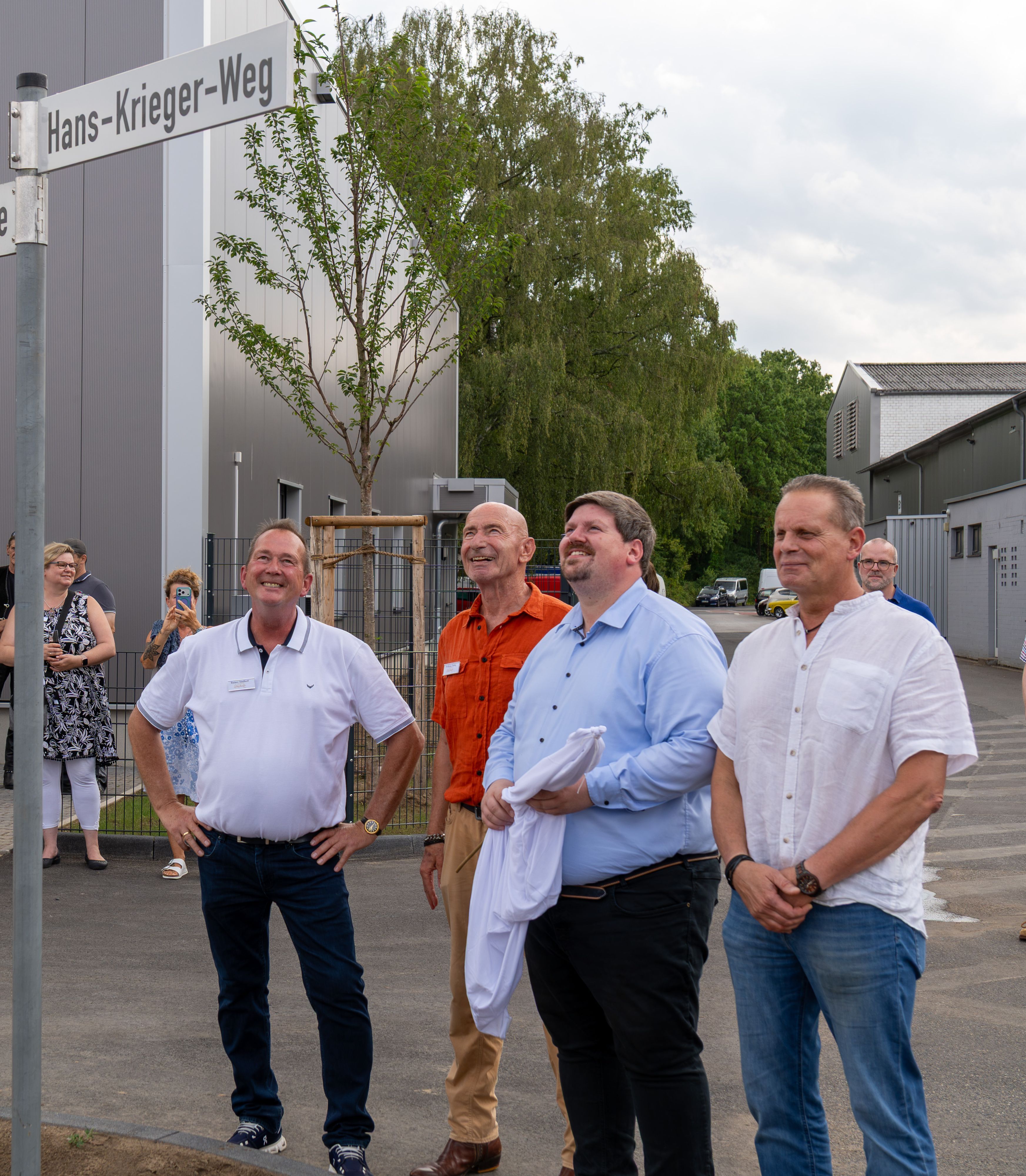 Im Gewerbepark Alte Glashütte gibt es jetzt den Hans-Krieger-Weg. Hans Krieger war Initiator des Gewerbeparks. Bürgermeister Maurice Winter weihte mit Ideengeber Rainer Sinthoff den Weg jetzt ein.