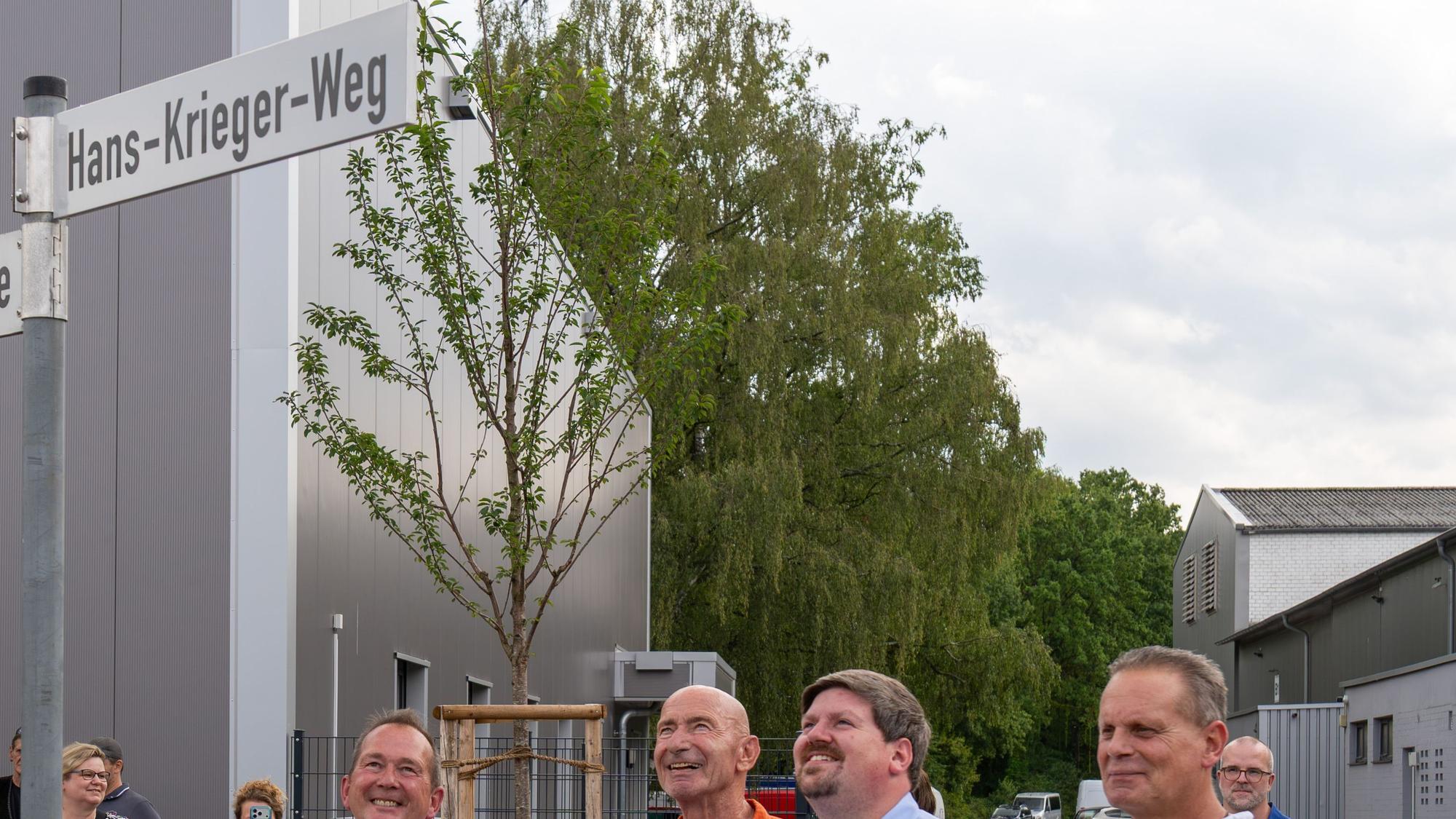 Im Gewerbepark Alte Glashütte gibt es jetzt den Hans-Krieger-Weg. Hans Krieger war Initiator des Gewerbeparks. Bürgermeister Maurice Winter weihte mit Ideengeber Rainer Sinthoff den Weg jetzt ein.