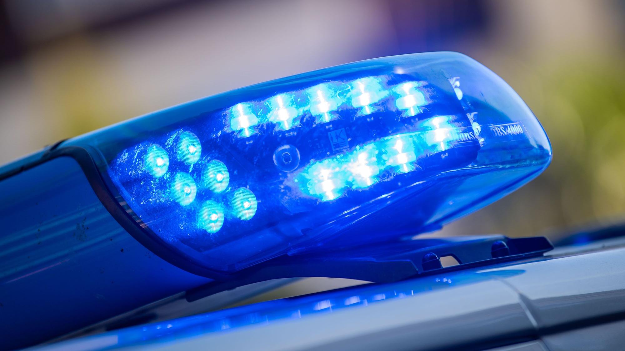 SYMBOLBILD - 11.08.2022, Niedersachsen, Vechta: Ein Blaulicht ist auf dem Dach eines Polizeifahrzeugs zu sehen. (zu dpa: «Fahrer stirbt nach Unfall - weiteres Motorrad beteiligt») Foto: Lino Mirgeler/dpa +++ dpa-Bildfunk +++