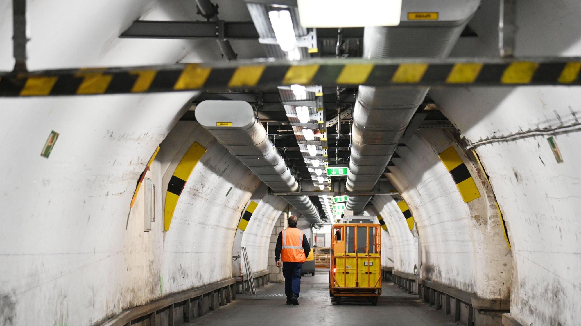 21.07.2026 Köln. Reportage über die Unterwelt des Kölner Hauptbahnhofs. Für die Serie Köln von unten. Rundgang Zwei (Versorgung der Fernzüge).Foto: Alexander Schwaiger