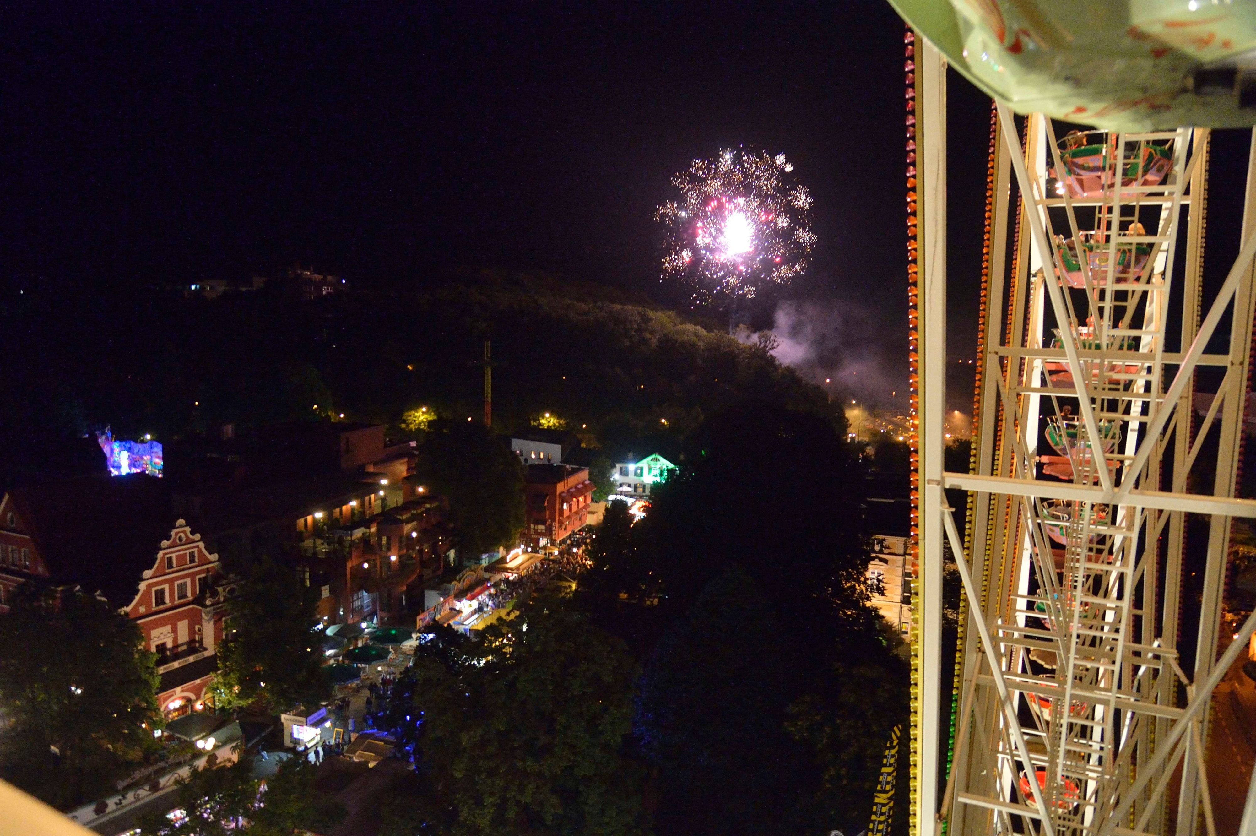 Aus dem Riesenrad ist Gladbach und ein Feuerwerk zu sehen.