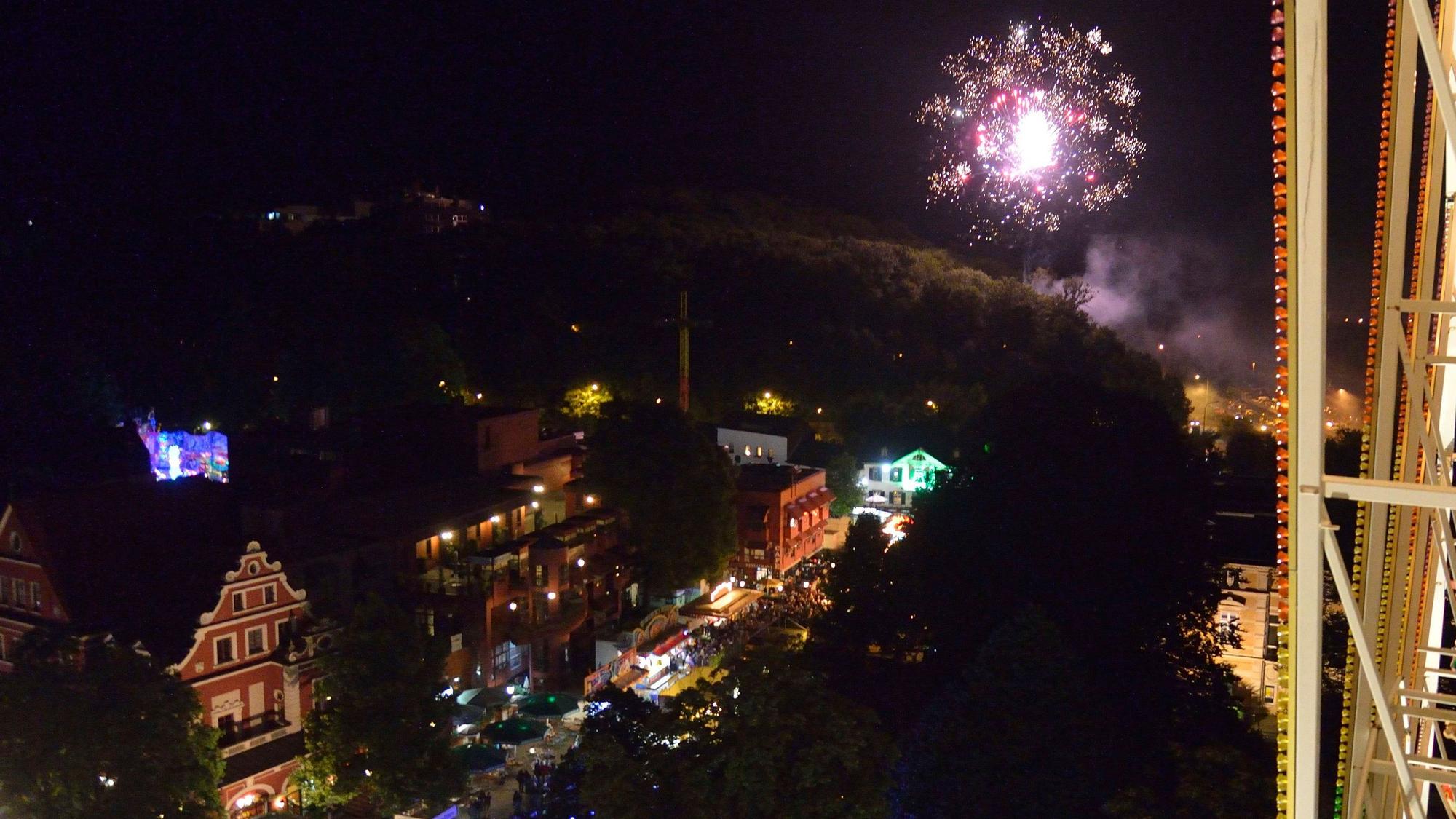Aus dem Riesenrad ist Gladbach und ein Feuerwerk zu sehen.