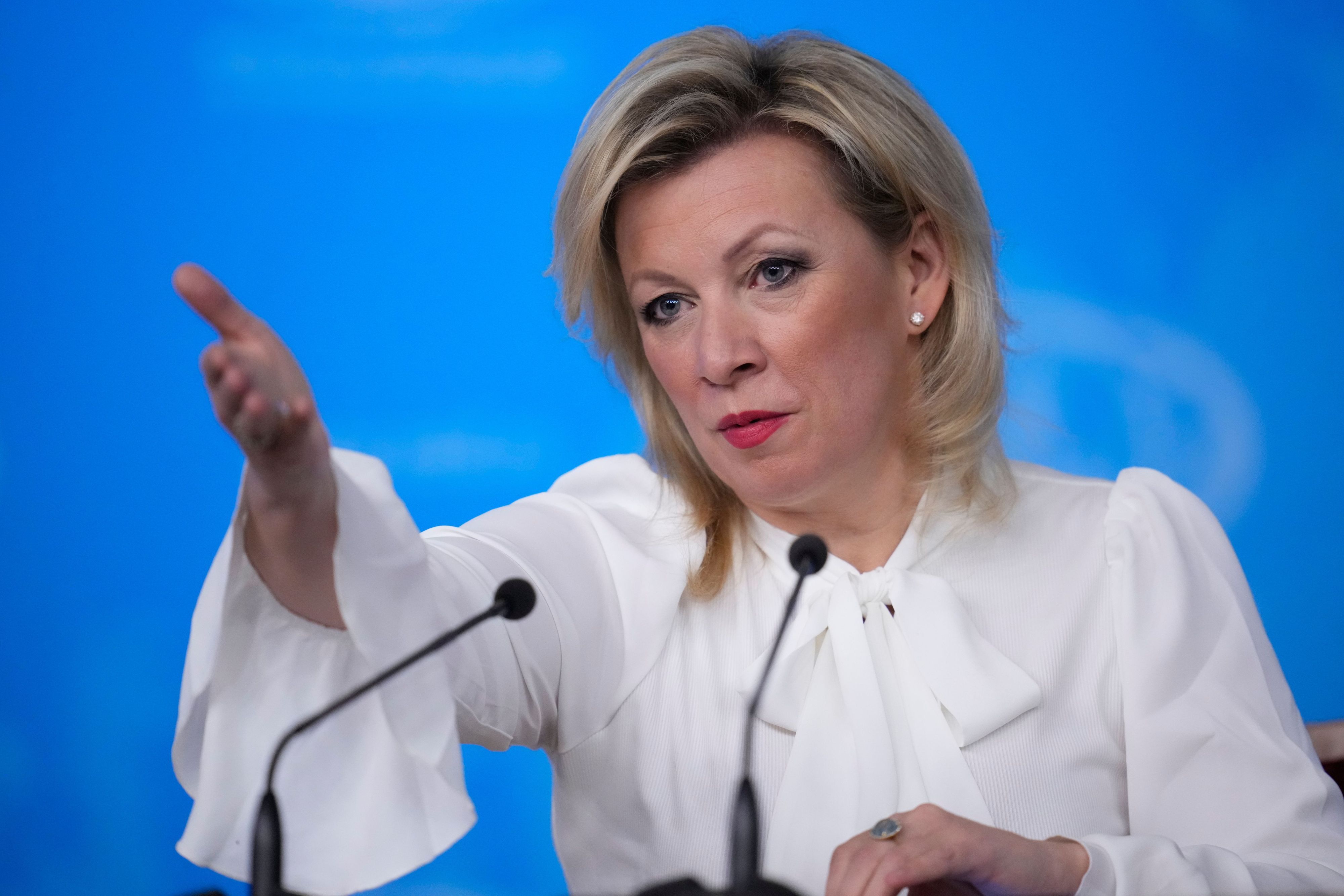 Die russische Außenamtssprecherin Maria Sacharowa gestikuliert bei einer Pressekonferenz. (Archivbild)
