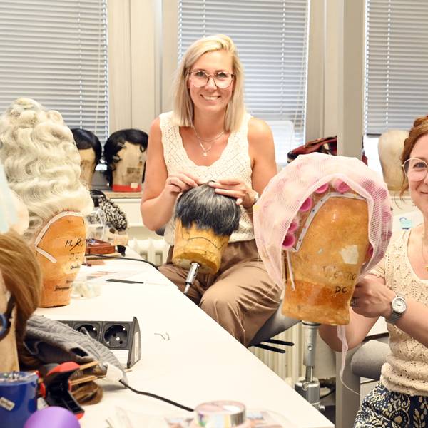 23.06.2026 Köln. Für unsere Umzugsserie "Der größte Umzug Kölns" ein Treffen mit den Leiterinnen der Masken-Abteilung der Oper, Beatrix Abt und Bianca Kurth. Foto: Alexander Schwaiger