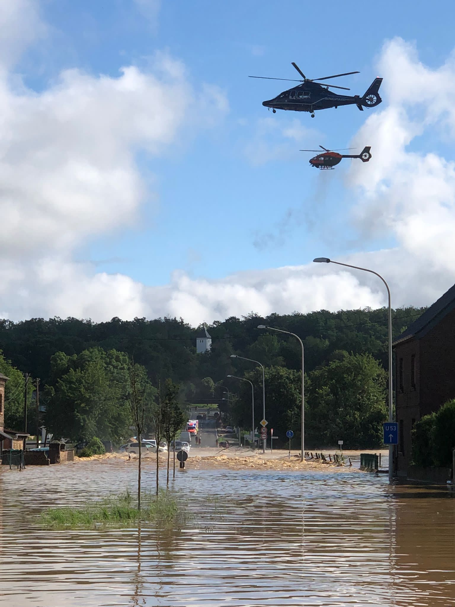 Hubschrauber fliegen über dem Überschwemmungsgebiet.