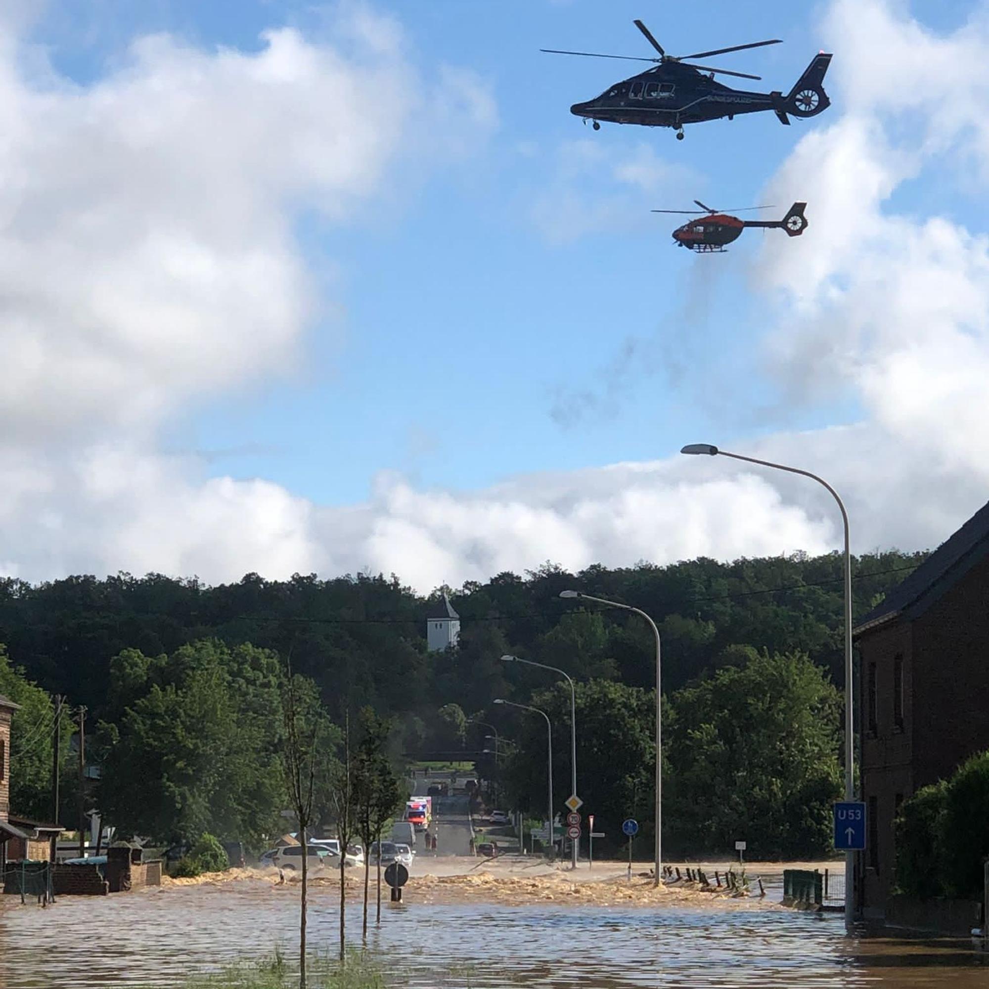 Hubschrauber fliegen über dem Überschwemmungsgebiet.