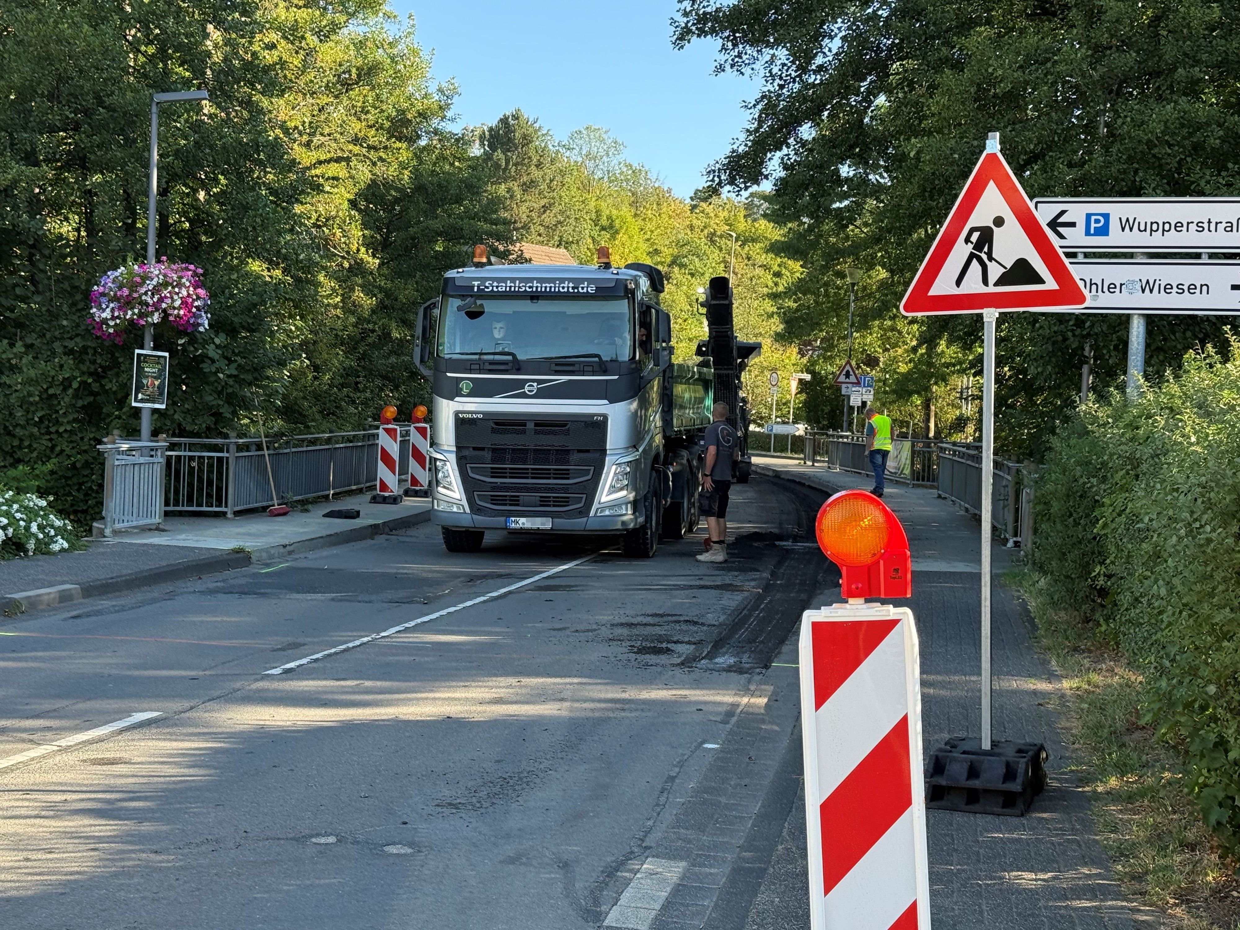 Auf der Brücke an der Bahnstraße wurde der Asphalt abgefräst, die Straße war gesperrt, sie wurde am Nachmittag wieder freigegeben.