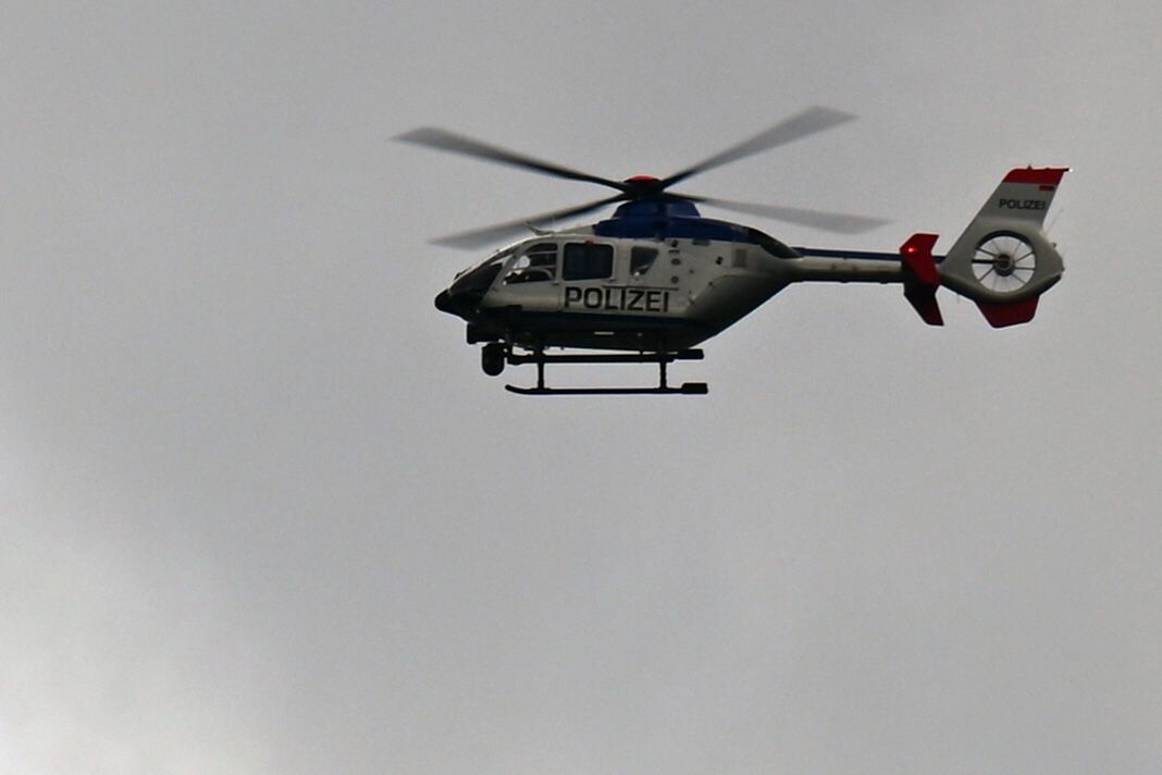 Ein Hubschrauber der Polizei fliegt in der Nähe von Grimma.