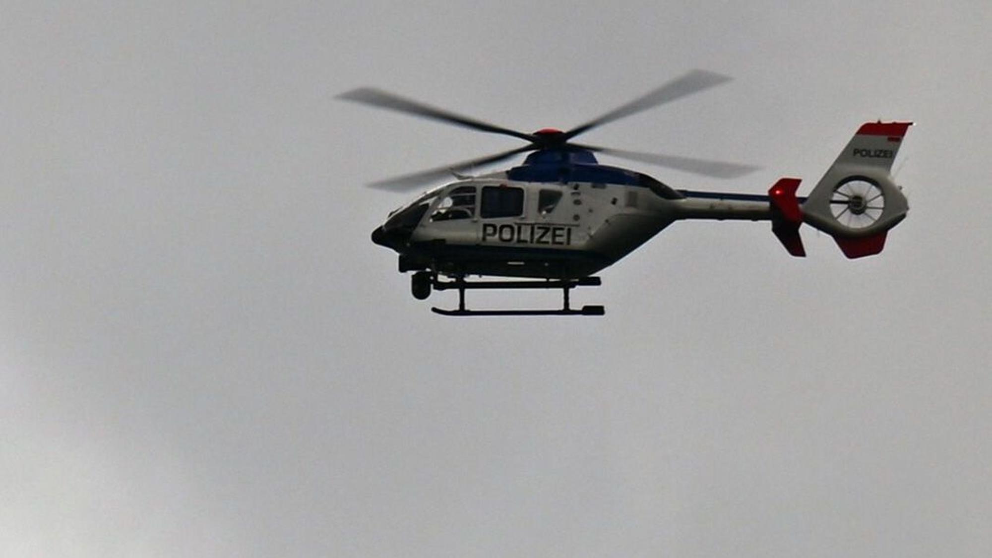 Ein Hubschrauber der Polizei fliegt in der Nähe von Grimma.