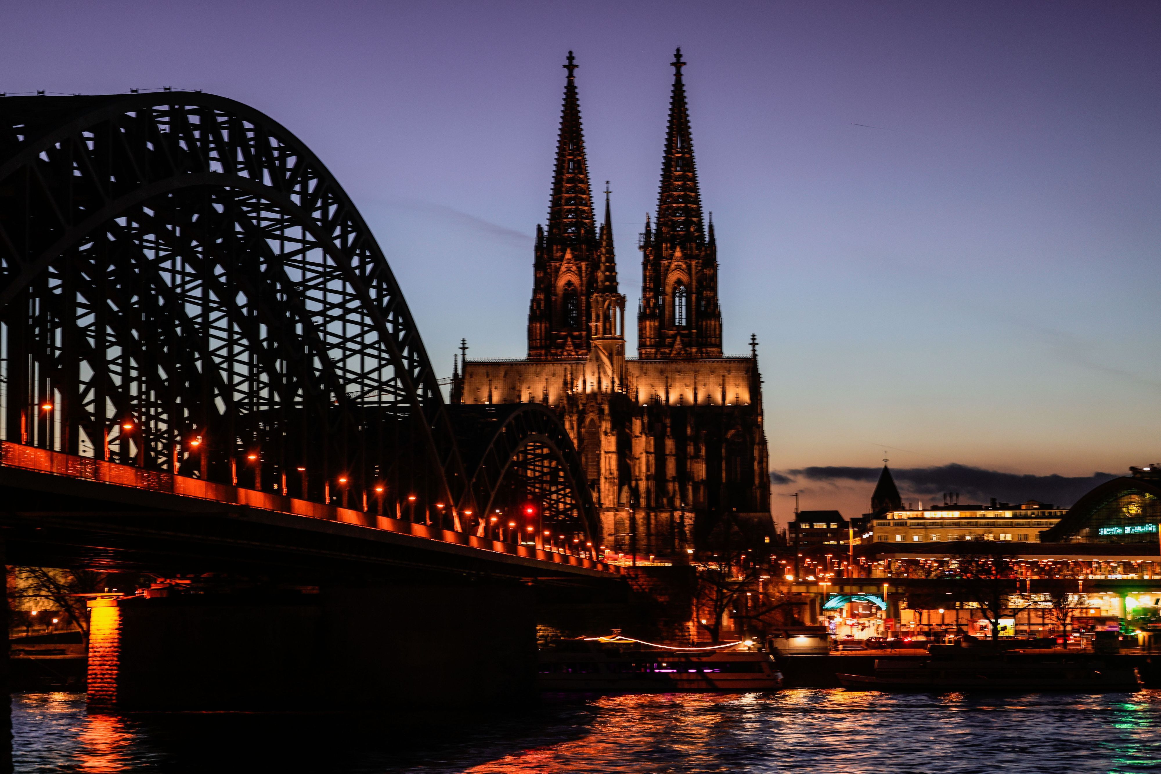 Köln: Der Dom und die Hohenzollernbrücke sind am Abend beleuchtet.