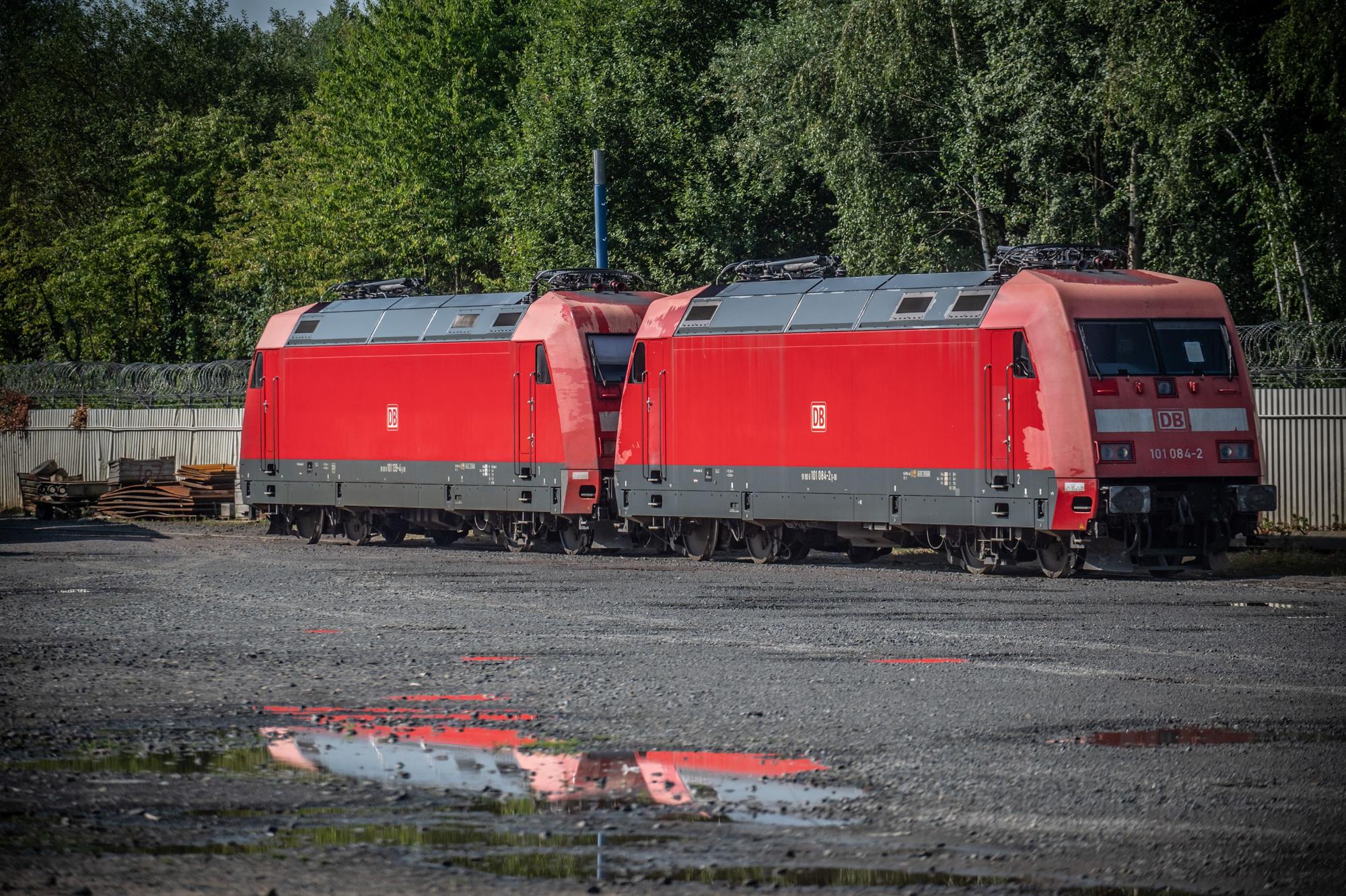 Bender Recycling: Auf dem Gelände stehen Lokomotiven BR 101 und Waggons.
Bild: Ralf Krieger