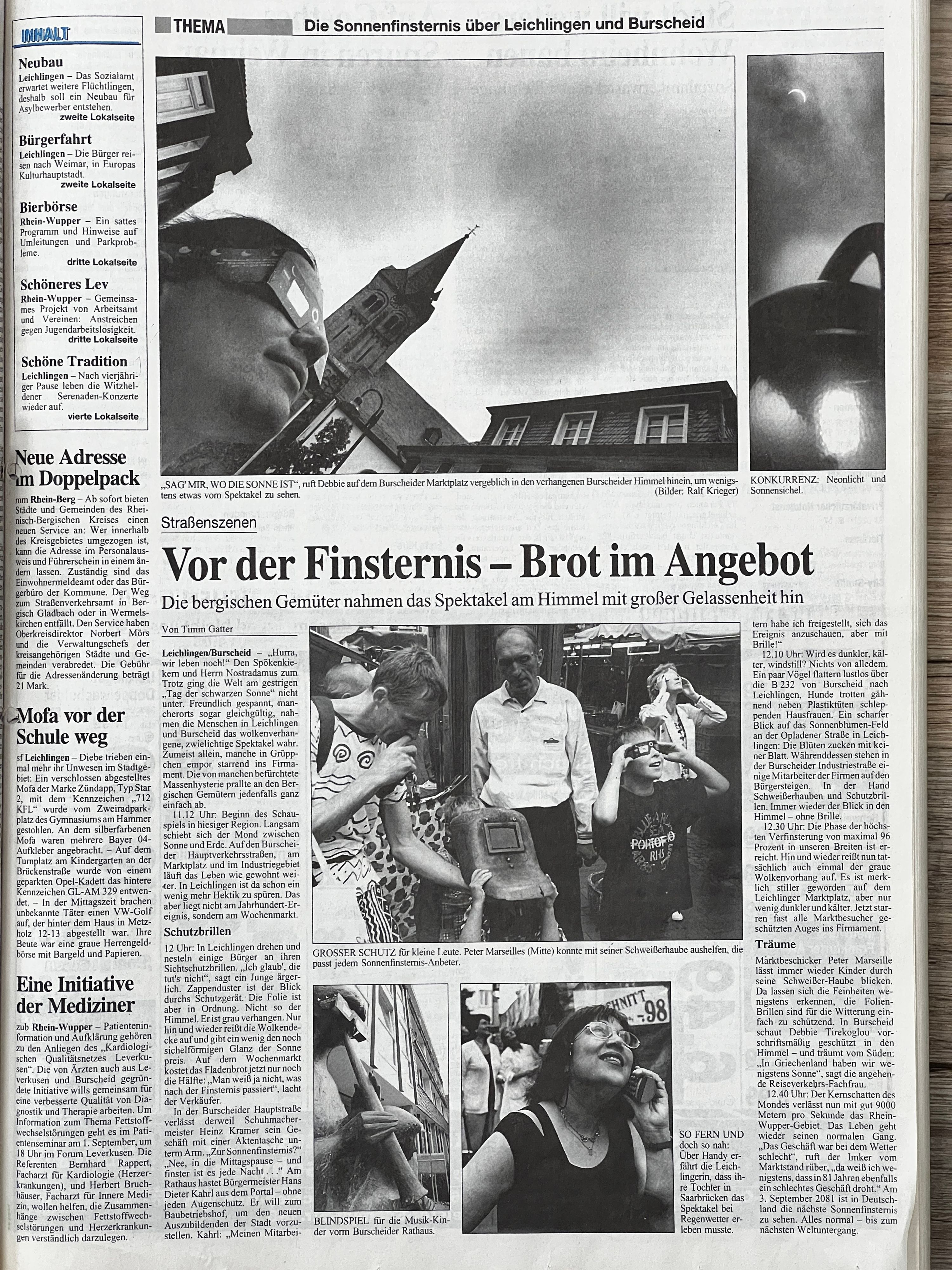 Blick in den Himmel: Am 11. August 1999 erlebten Menschen in Leverkusen die totale Sonnenfinsternis. Die historischen Aufnahmen stammen aus dem Archiv des „Leverkusener Anzeigers“.