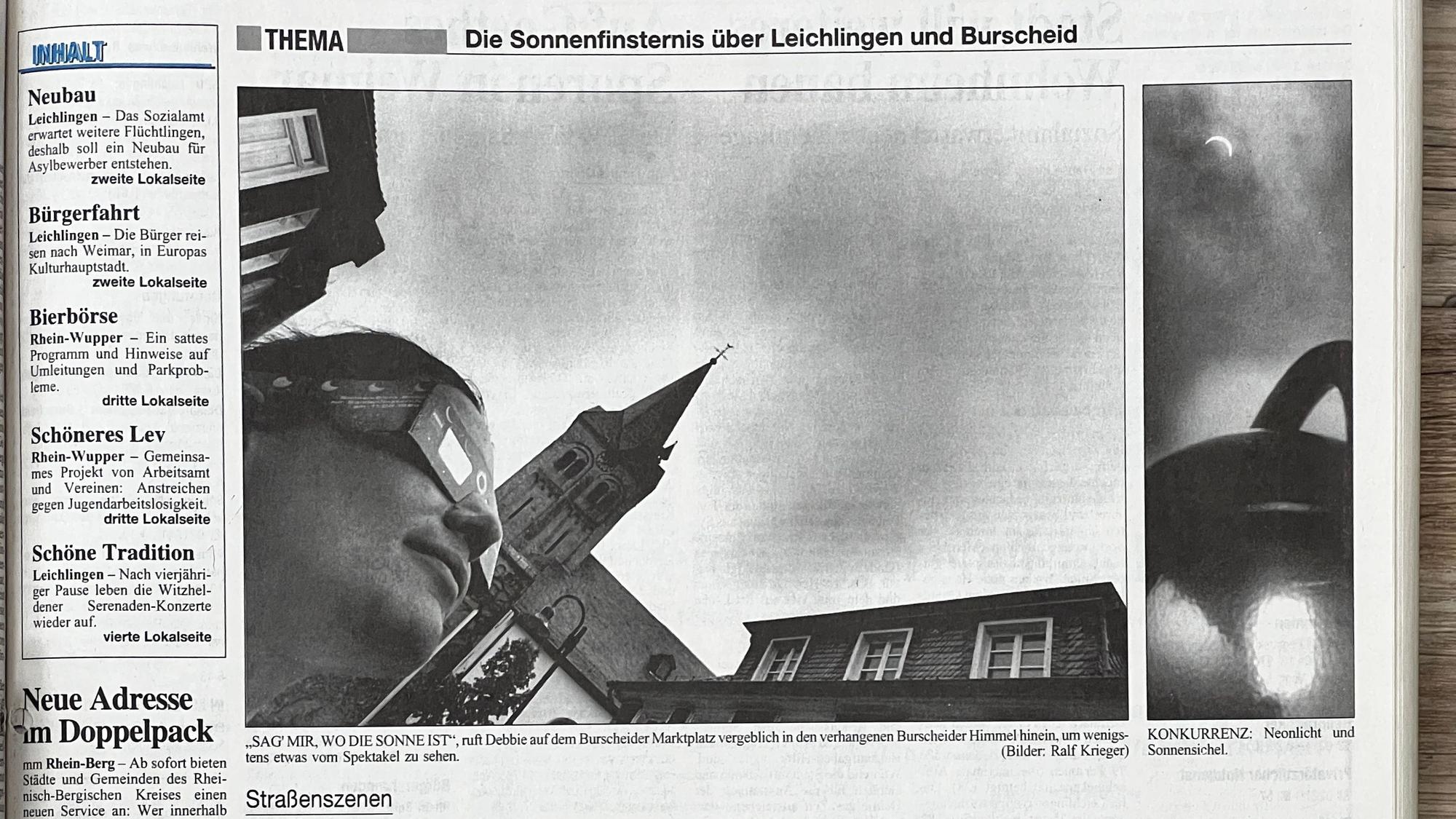 Blick in den Himmel: Am 11. August 1999 erlebten Menschen in Leverkusen die totale Sonnenfinsternis. Die historischen Aufnahmen stammen aus dem Archiv des „Leverkusener Anzeigers“.