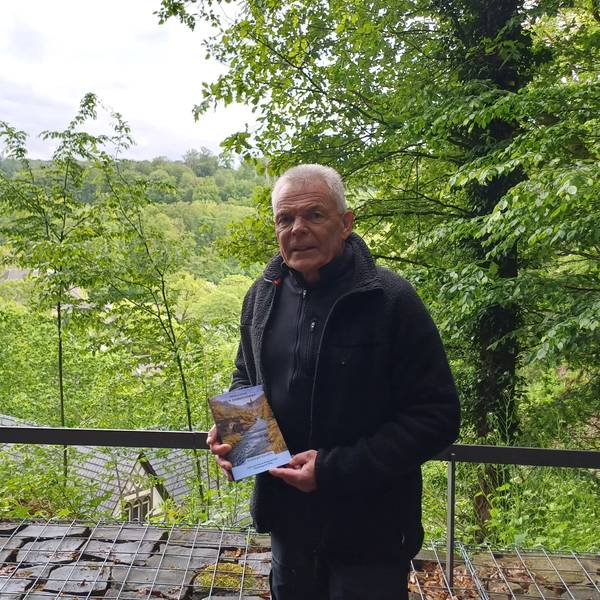 Der Autor Norbert Knappe mit seinem Buch vor dem Altenberger Dom.