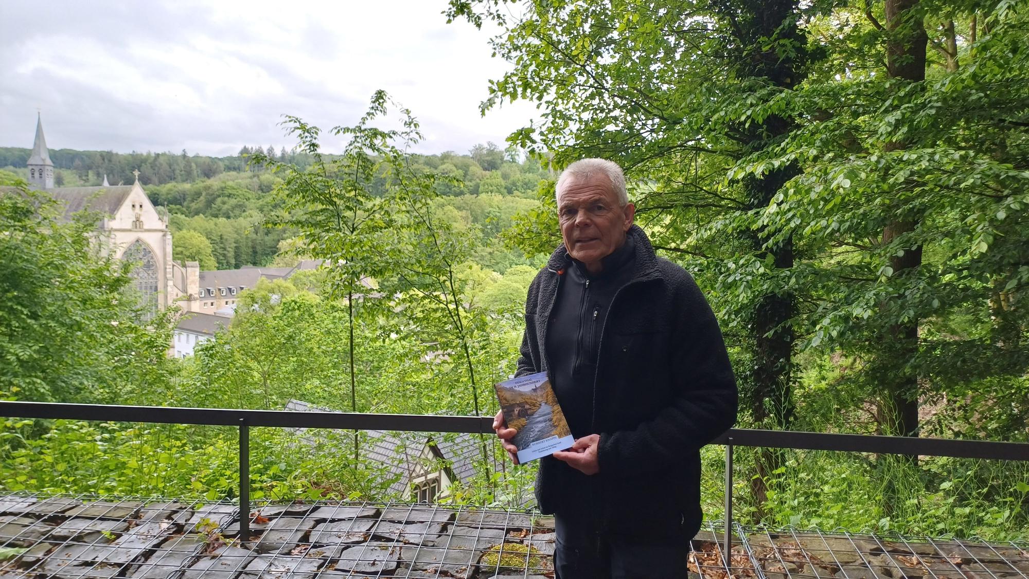 Der Autor Norbert Knappe mit seinem Buch vor dem Altenberger Dom.