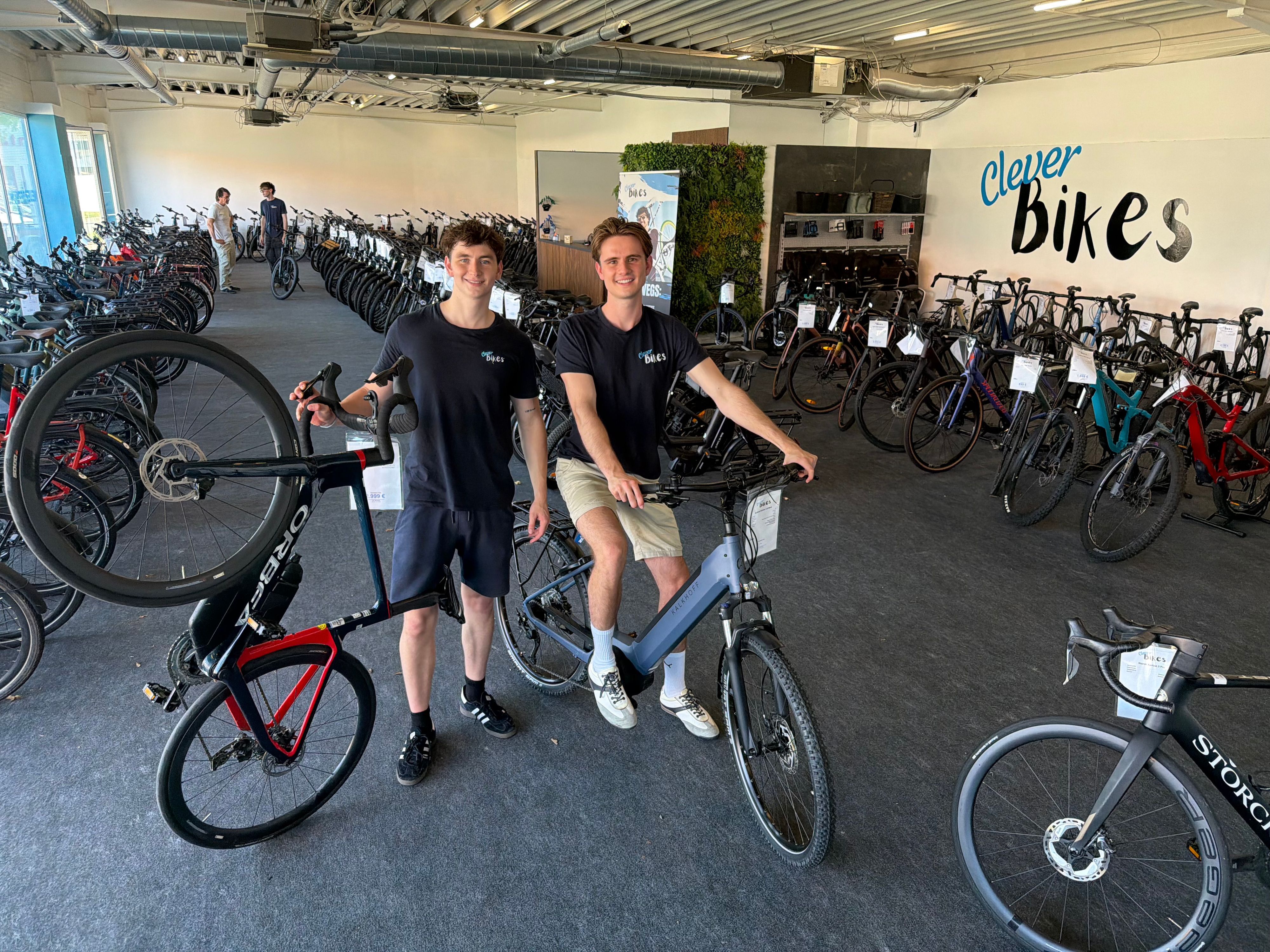 Henrik Paas (links) und Magnus Beck (rechts) haben Clever Bikes bereits kurz nach der gemeinsamen Schulzeit gegründet.