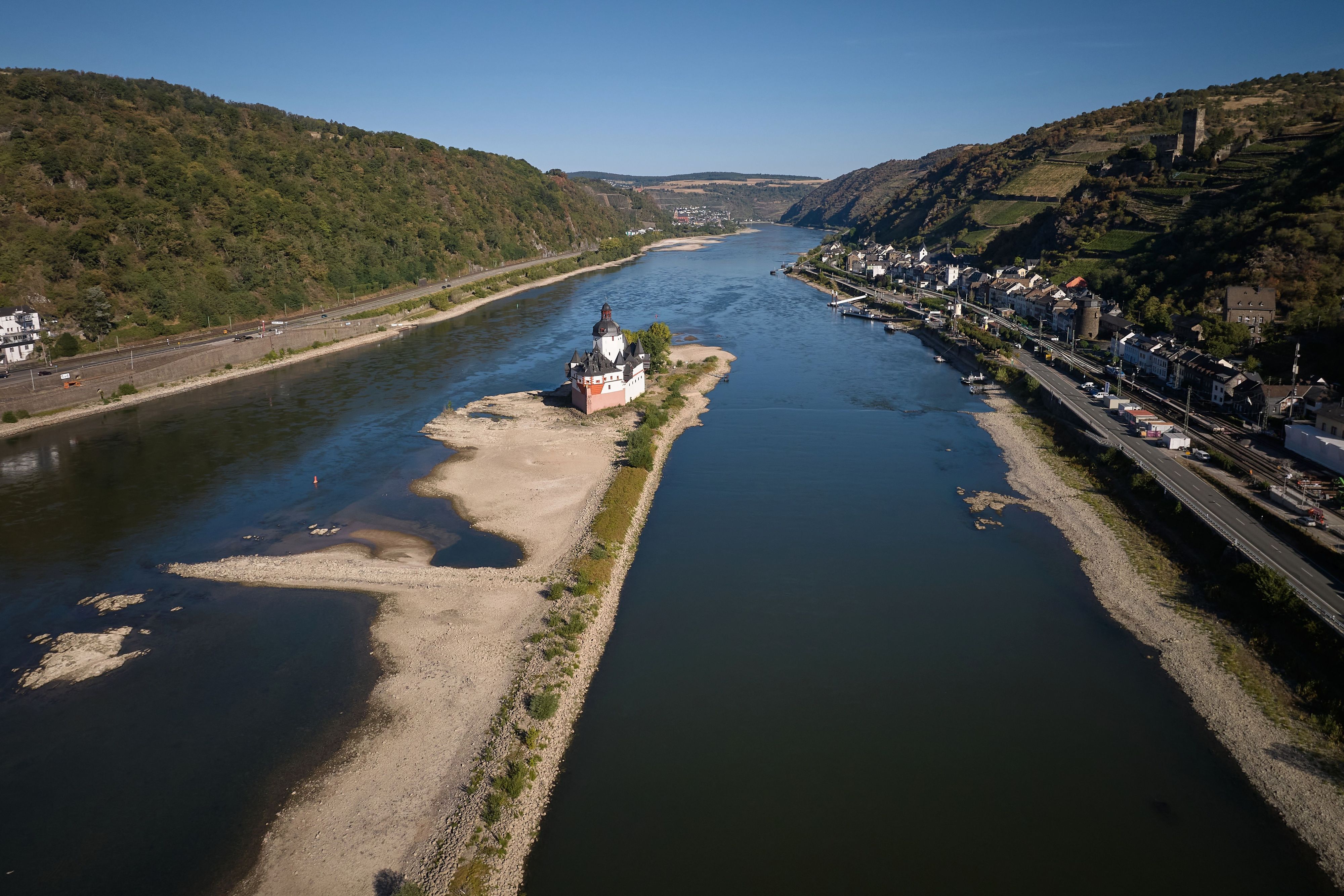 Das Niedrigwasser am Rhein legt weite Teile der Sandbank frei, die die Zollburg Pfalzgrafenstein bei Kaub umgibt.