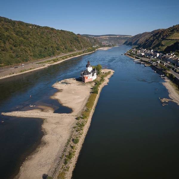 Das Niedrigwasser am Rhein legt weite Teile der Sandbank frei, die die Zollburg Pfalzgrafenstein bei Kaub umgibt.