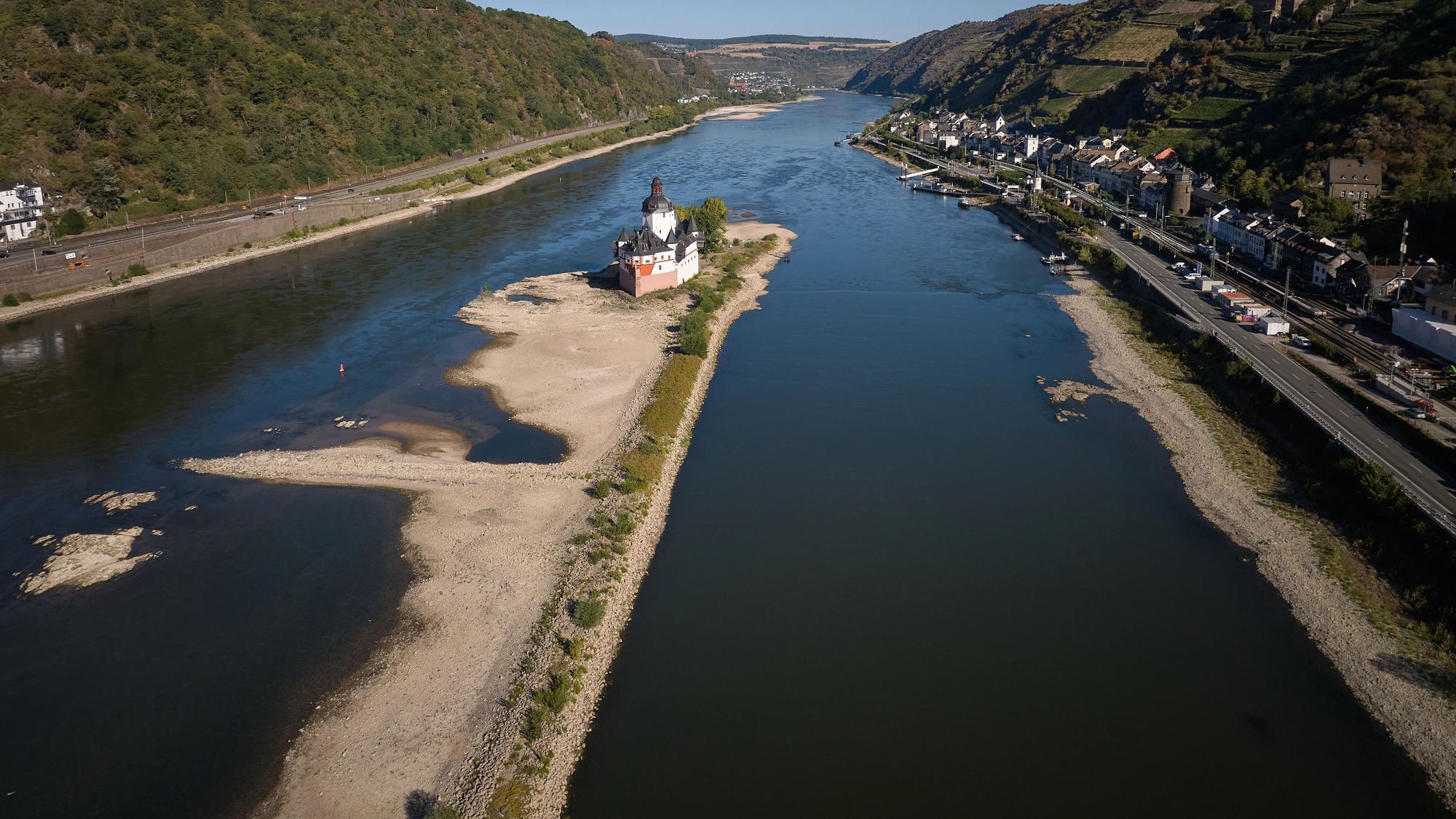 Das Niedrigwasser am Rhein legt weite Teile der Sandbank frei, die die Zollburg Pfalzgrafenstein bei Kaub umgibt.
