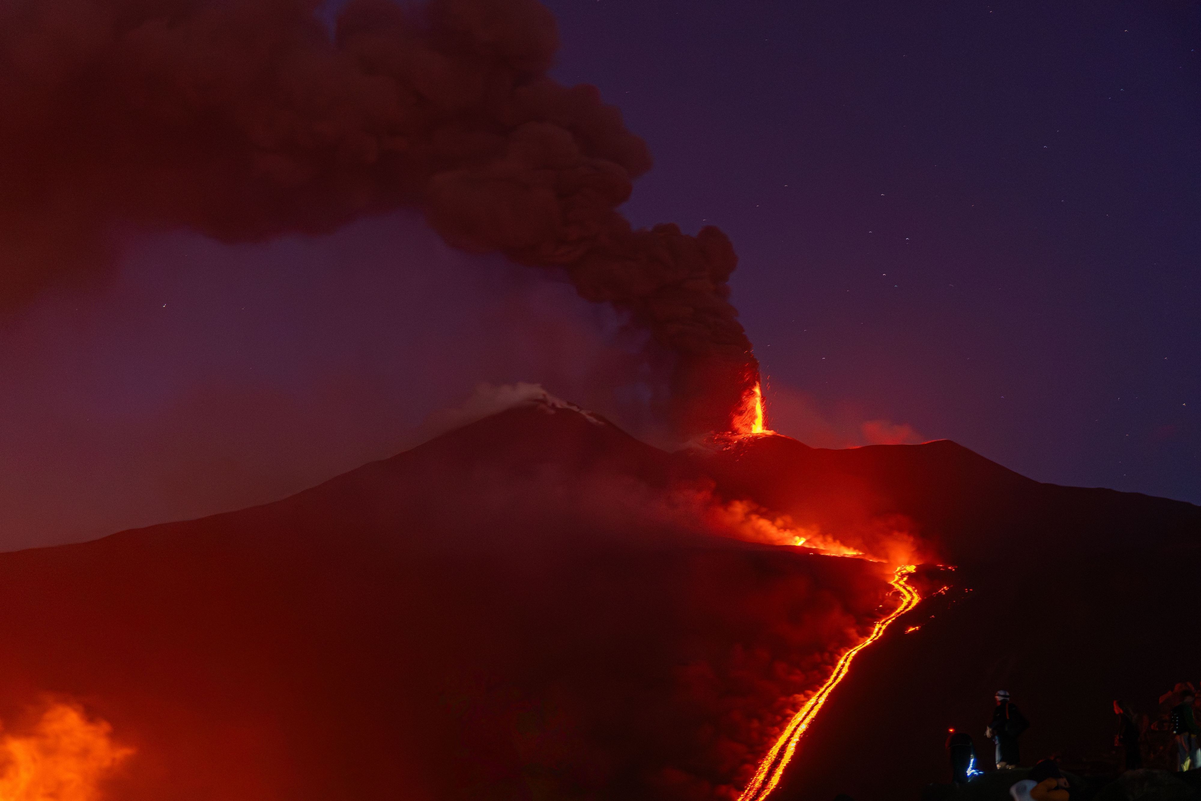 Im Valle del Bove am Ätna hat sich auf einer Höhe von etwa 1.900 Metern ein neues Eruptionsloch geöffnet, während erneute vulkanische Aktivität Asche verursacht und den Flugverkehr im Osten Siziliens beeinträchtigt hat.