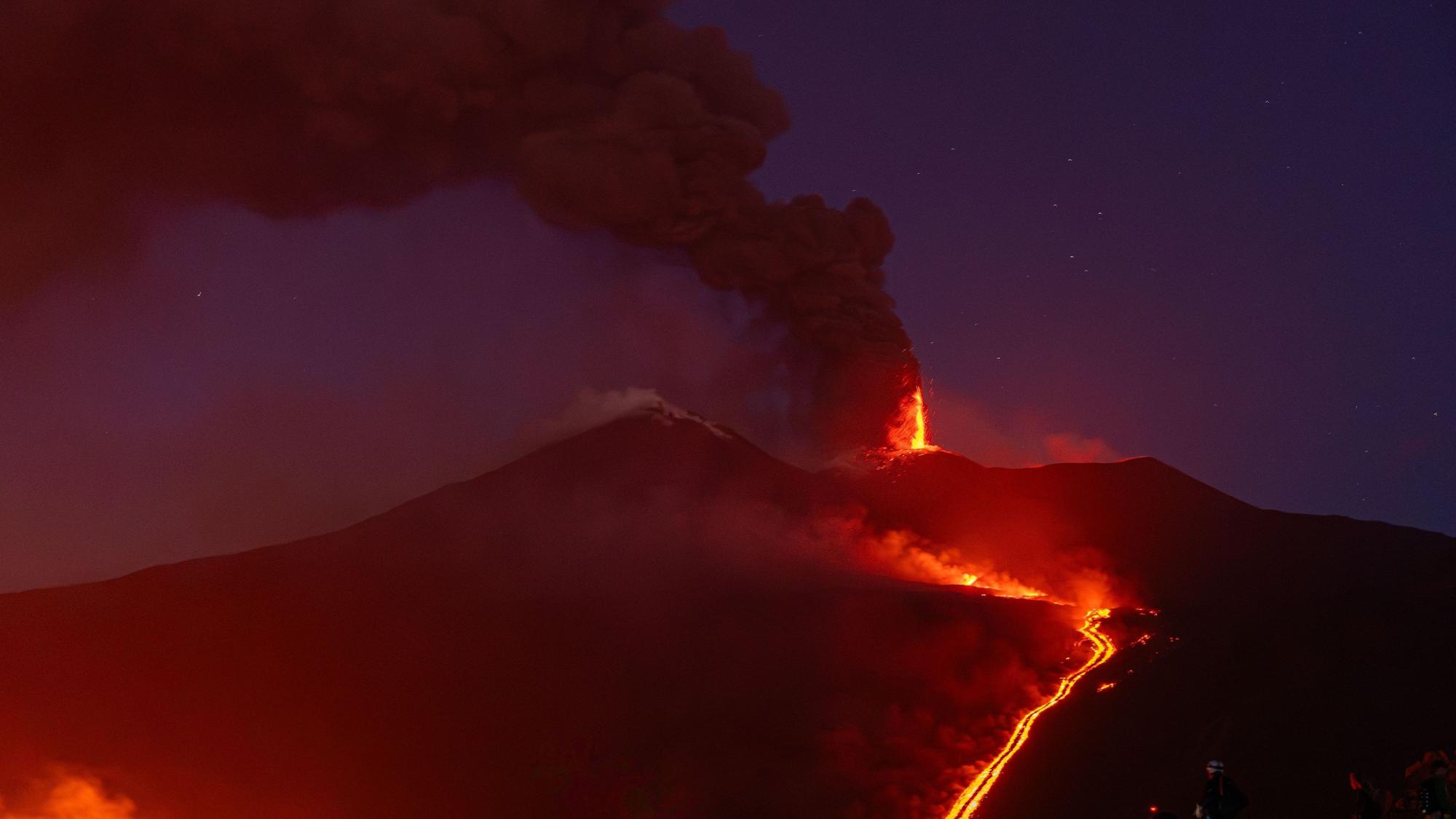 Im Valle del Bove am Ätna hat sich auf einer Höhe von etwa 1.900 Metern ein neues Eruptionsloch geöffnet, während erneute vulkanische Aktivität Asche verursacht und den Flugverkehr im Osten Siziliens beeinträchtigt hat.