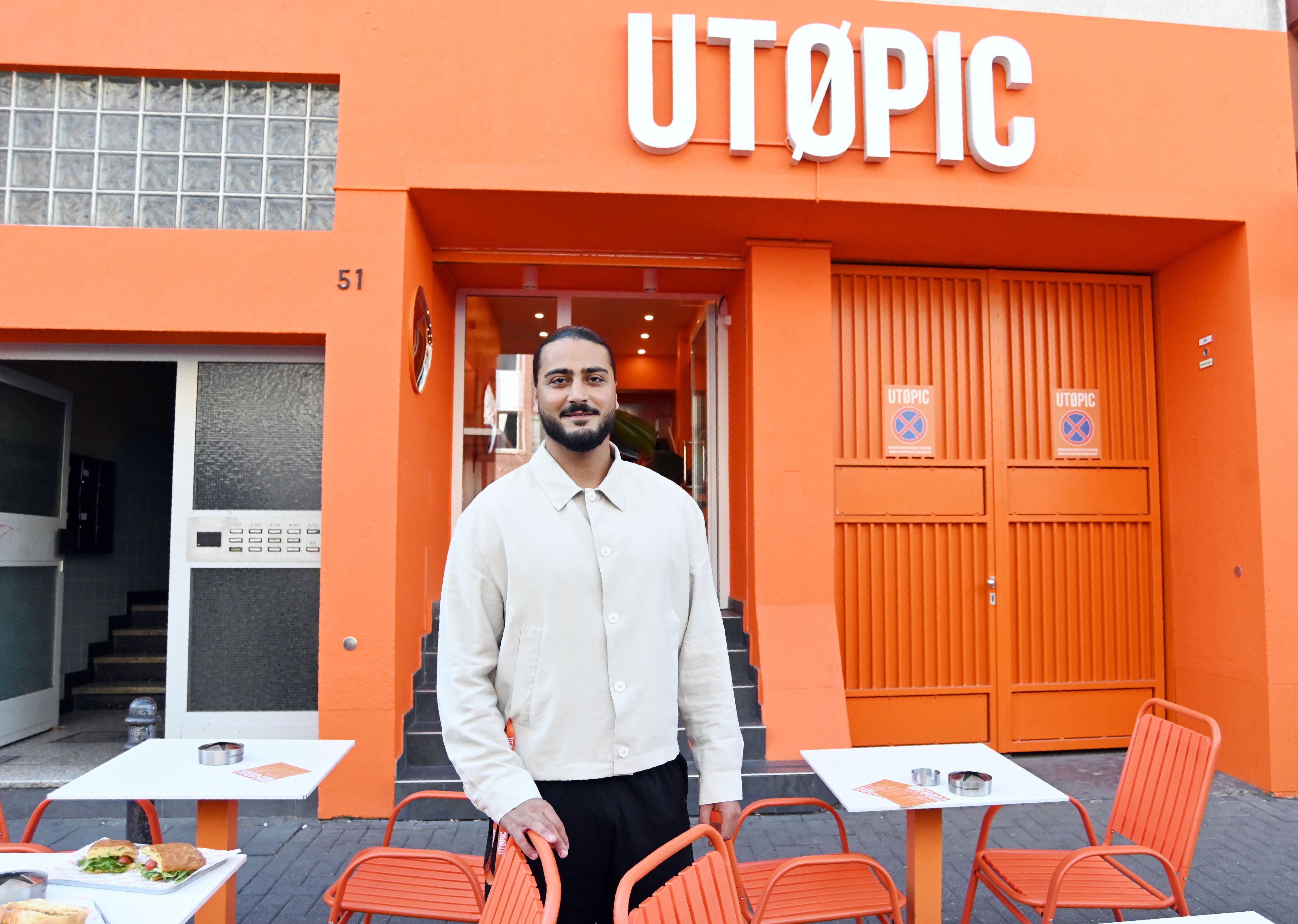 11.08.2026 Köln. Der Kölner Schauspieler Umut Parmak hat den neuen Breakfast Club UTØPIC gestartet. Foto: Alexander Schwaiger