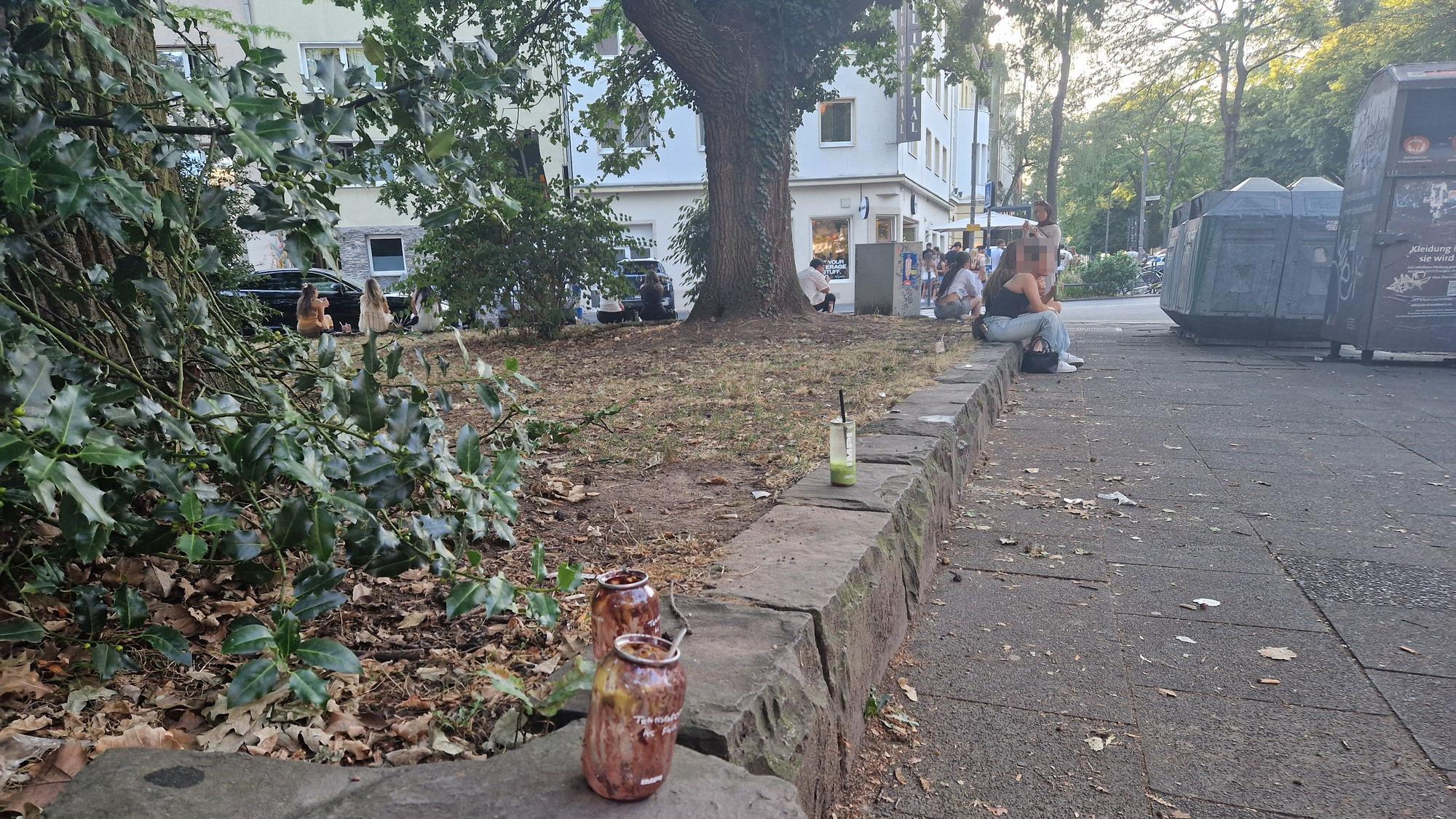 Das Mäuerchen in der Nähe des Cafes ist regelmäßig mit den Plastikdosen des Cafes übersät.