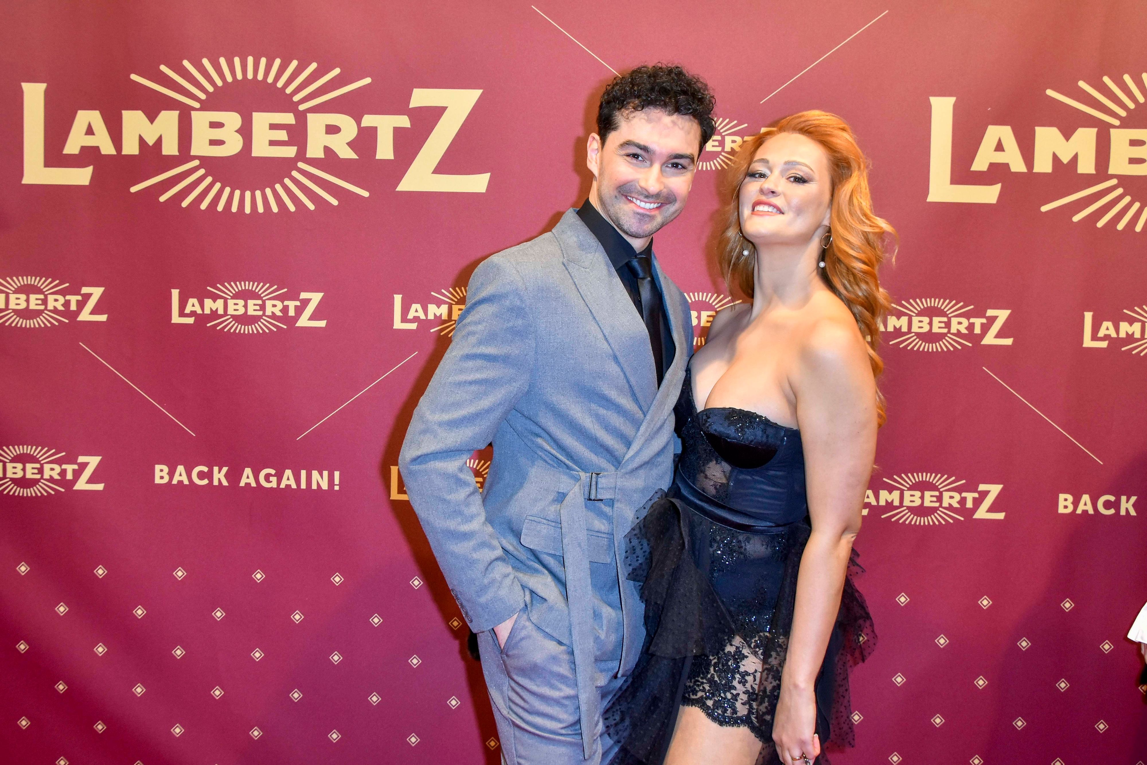 Der aus der RTL-Tanzshow „Let’s Dance“ bekannte Profitänzer Andrzej Cibis und seine Ehefrau Victoria Kleinfelder-Cibis posieren.