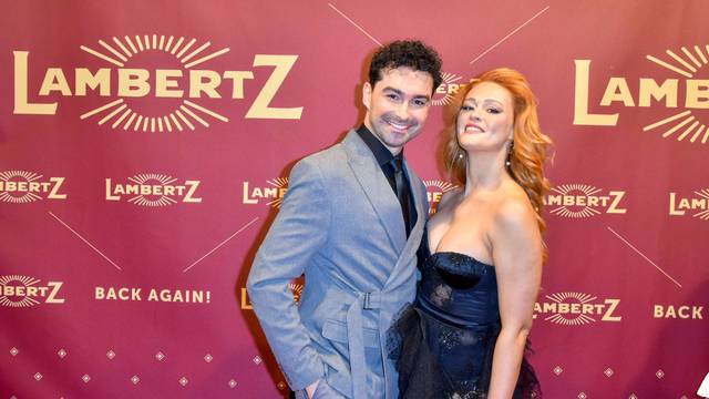 Der aus der RTL-Tanzshow „Let’s Dance“ bekannte Profitänzer Andrzej Cibis und seine Ehefrau Victoria Kleinfelder-Cibis posieren.