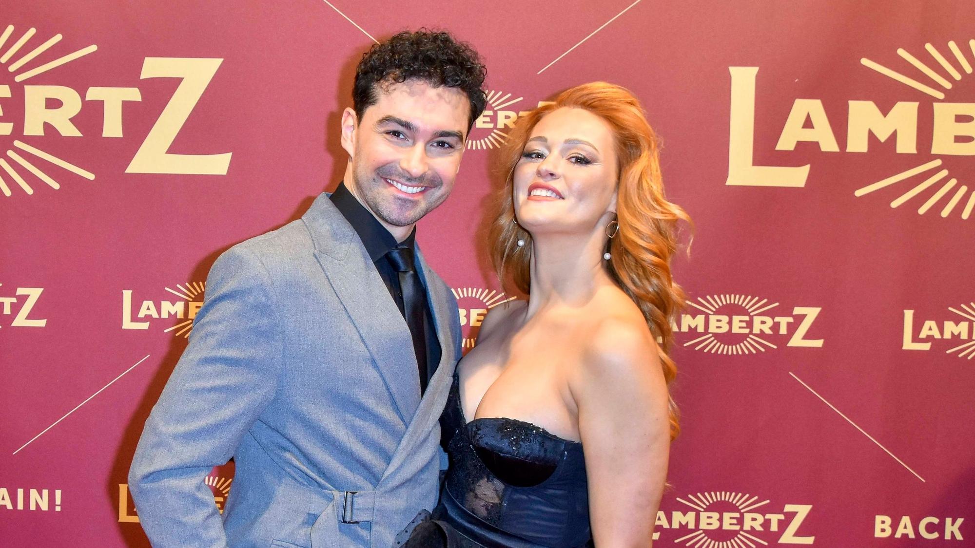 Der aus der RTL-Tanzshow „Let’s Dance“ bekannte Profitänzer Andrzej Cibis und seine Ehefrau Victoria Kleinfelder-Cibis posieren.