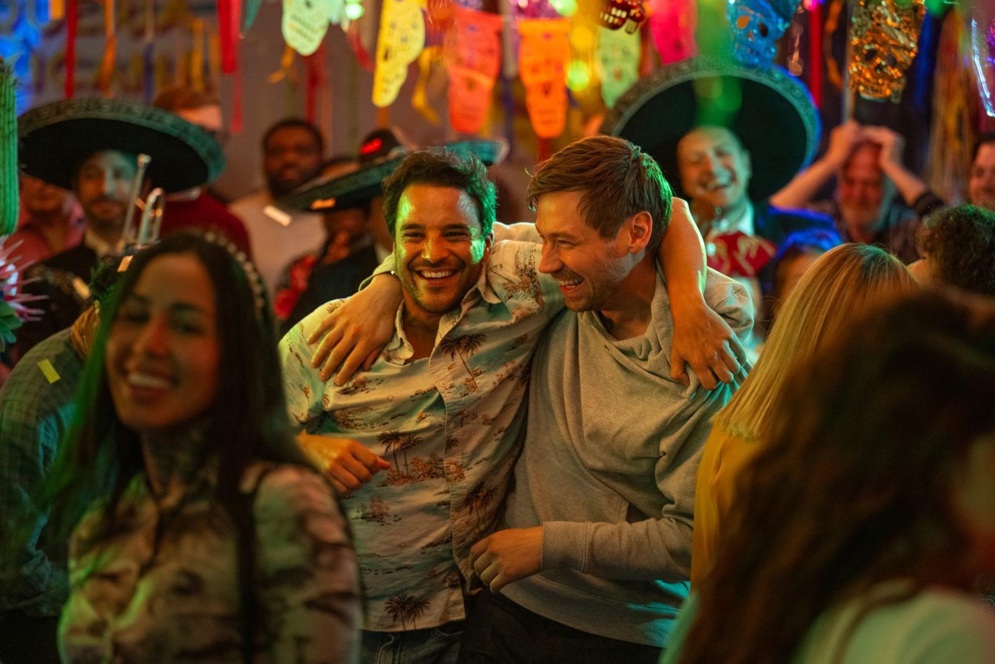 Noch verstehen sich Olli (Kostja Ullmann, links) und Matze (David Kross) gut. (Bild: Martin Valentin Menke / Netflix)