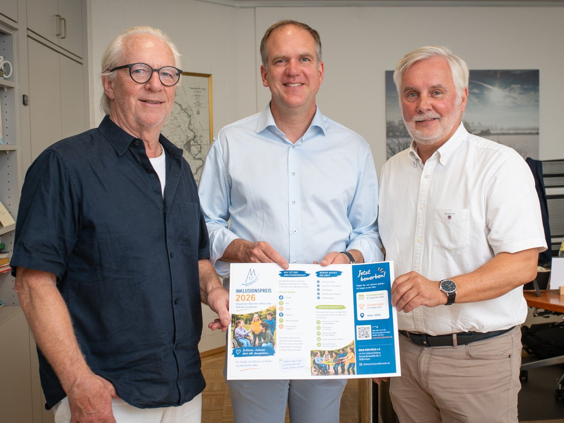 Das Foto zeigt die Vorstandsmitglieder und den Bürgermeister.