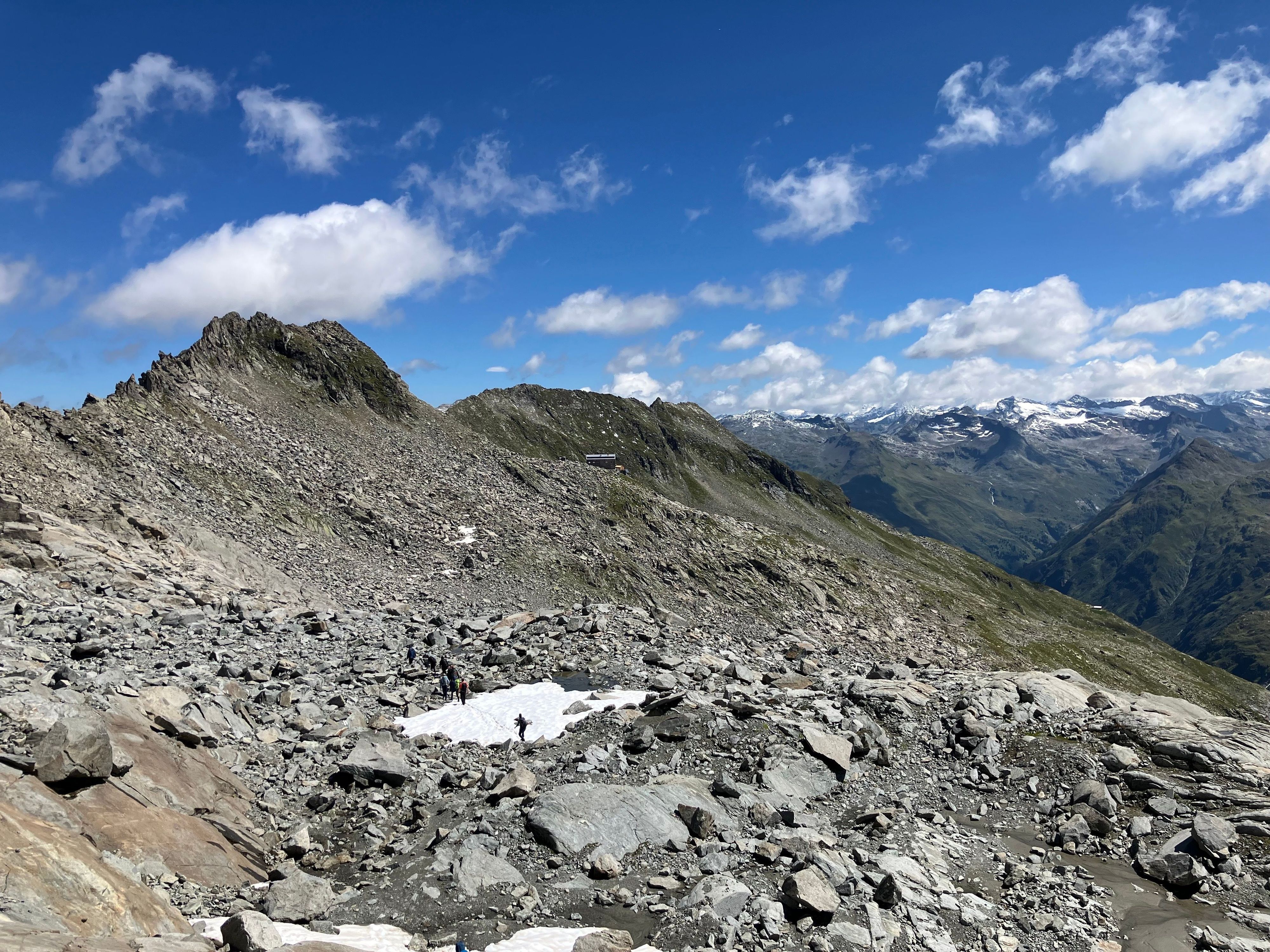 Eine Felswüste erstreckt sich oberhalb der Neuen Prager Hütte am Fuß des Großvenediger in Österreich.