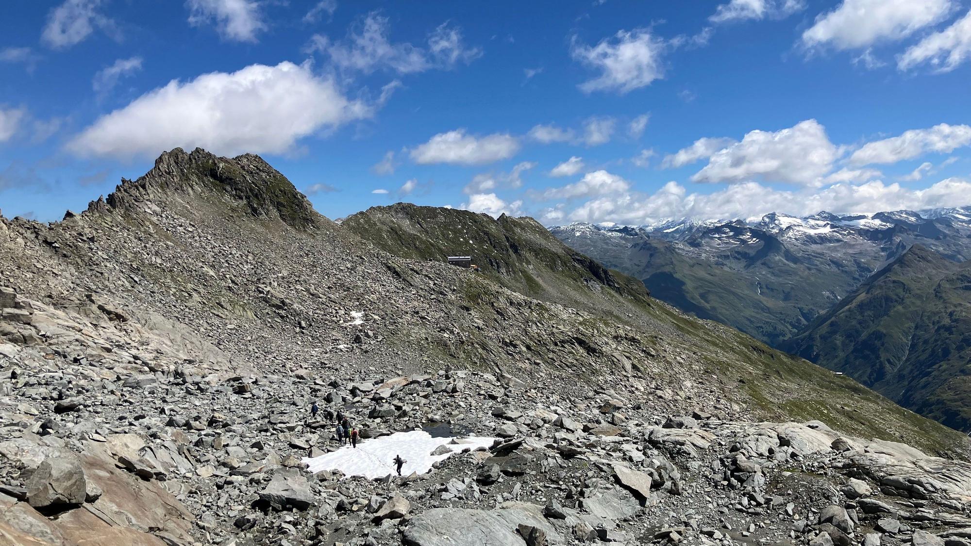 Eine Felswüste erstreckt sich oberhalb der Neuen Prager Hütte am Fuß des Großvenediger in Österreich.