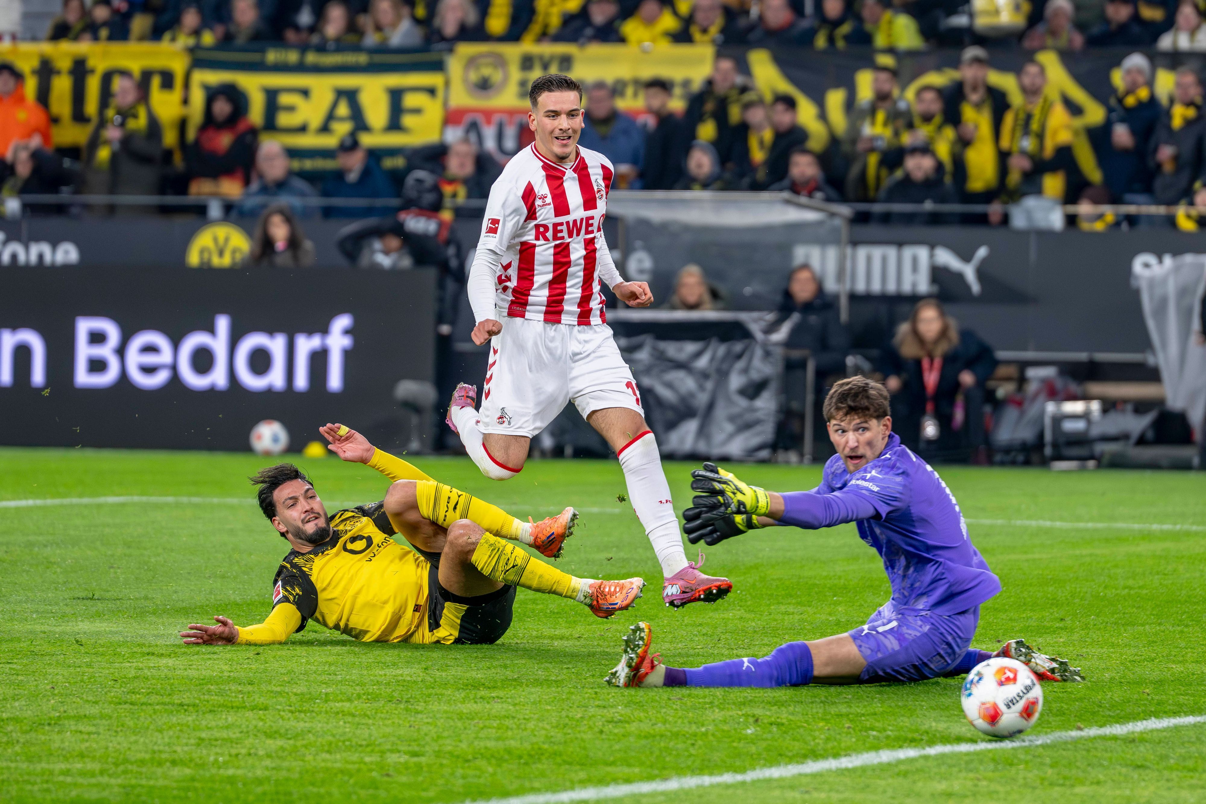 Said El Mala schießt den Ball an Gregor Kobel vorbei.