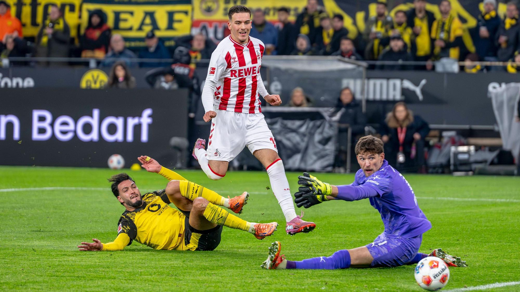 Said El Mala schießt den Ball an Gregor Kobel vorbei.