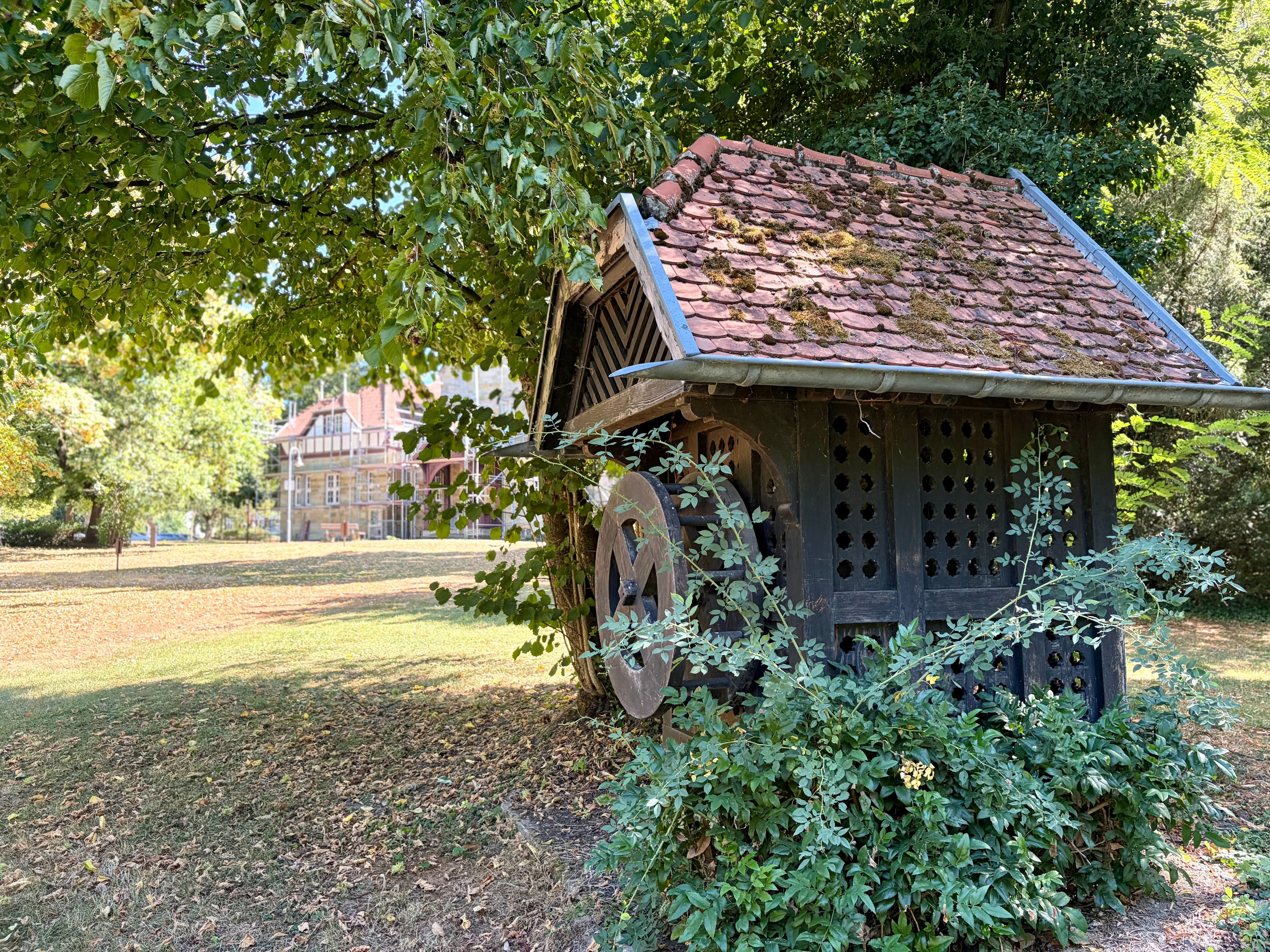 Das Brunnenhaus im Park der Villa Römer