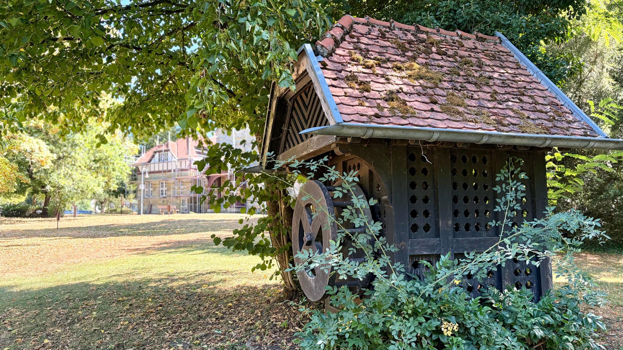 Das Brunnenhaus im Park der Villa Römer
