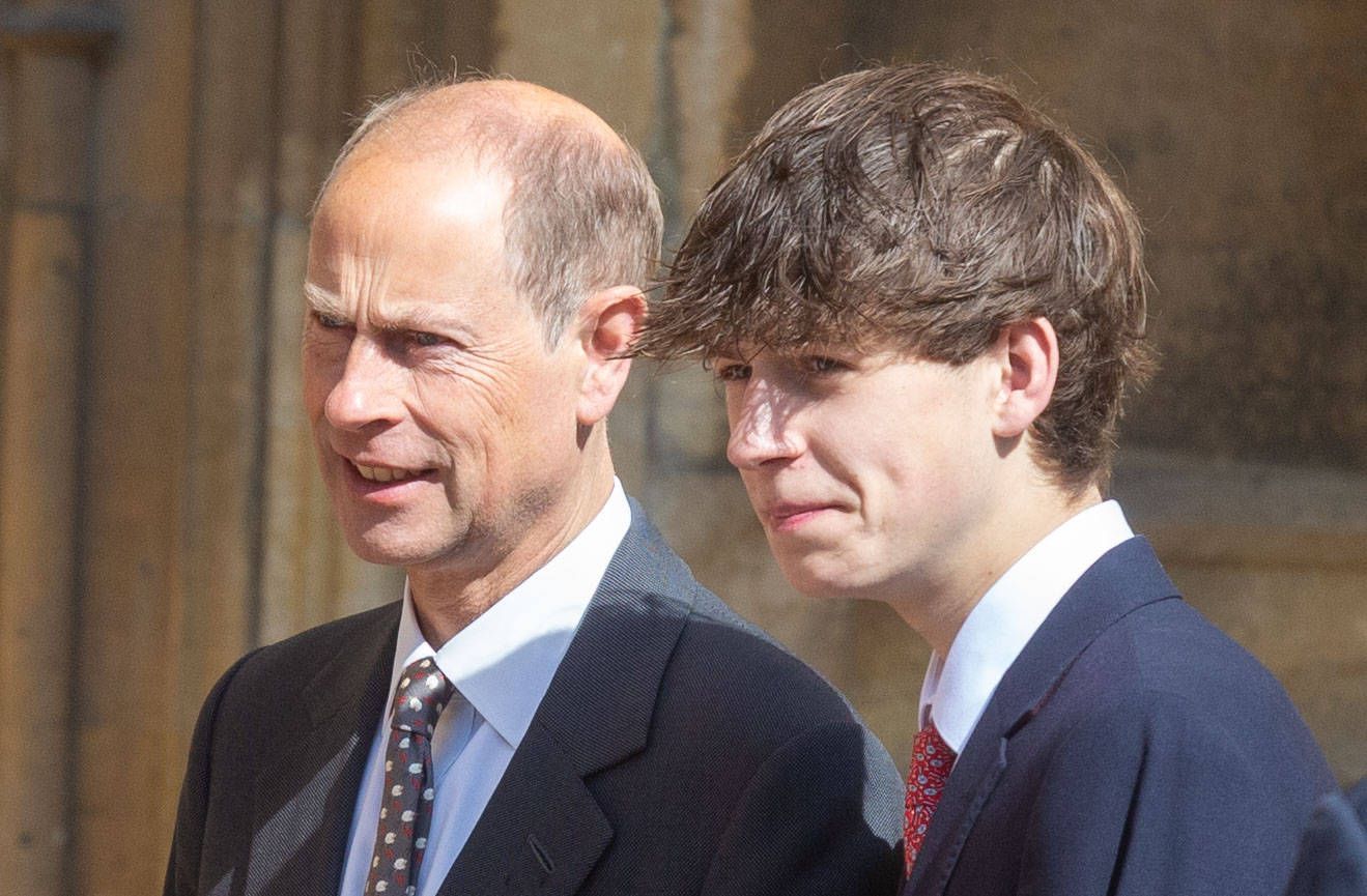 Prinz Edward, Herzog von Edinburgh, und sein Sohn James, „Earl of Wessex“, bei ihrer Ankunft zum traditionellen Ostergottesdienst in der St.-Georgs-Kapelle auf Schloss Windsor