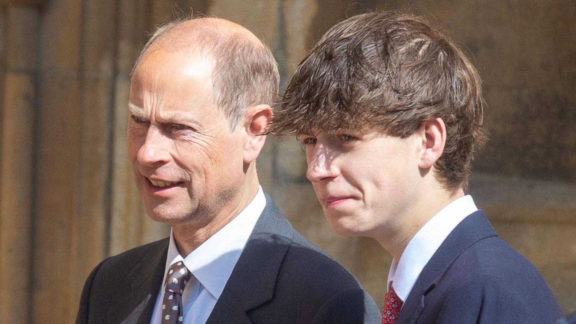 Prinz Edward, Herzog von Edinburgh, und sein Sohn James, „Earl of Wessex“, bei ihrer Ankunft zum traditionellen Ostergottesdienst in der St.-Georgs-Kapelle auf Schloss Windsor
