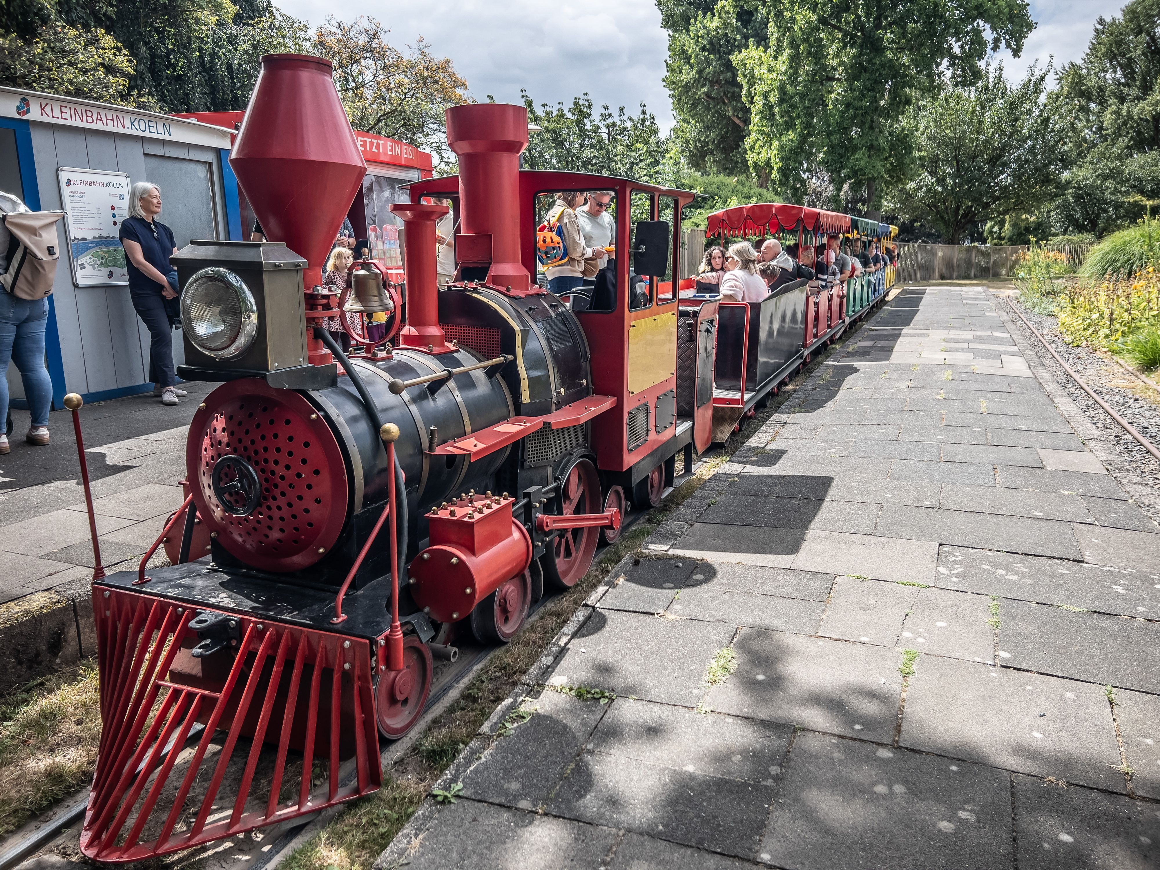 Schwingel Lokomotive der Kleinbahn im Rheinpark in Köln  Bild: Ralf Krieger