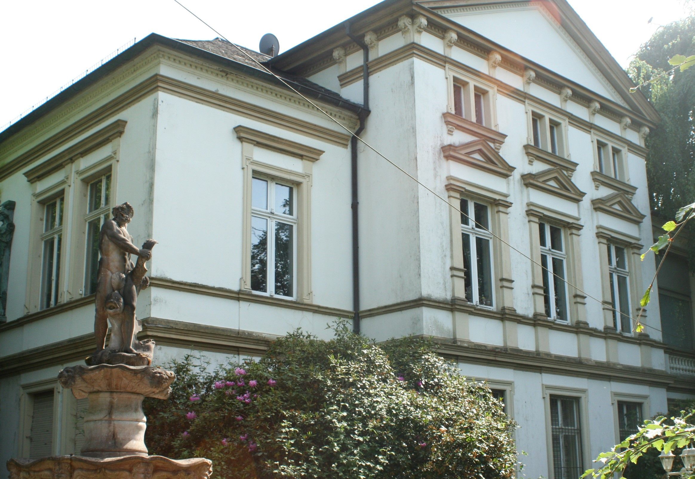 Die Villa, in der früher vor allem Verwaltung und Büros des Kupferbetriebes untergebracht waren, will Schröder als erstes sanieren lassen.