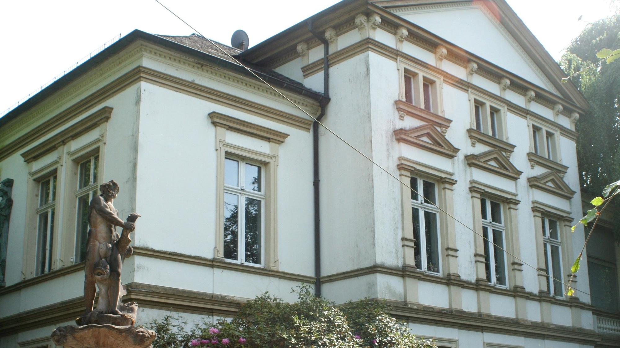 Die Villa, in der früher vor allem Verwaltung und Büros des Kupferbetriebes untergebracht waren, will Schröder als erstes sanieren lassen.