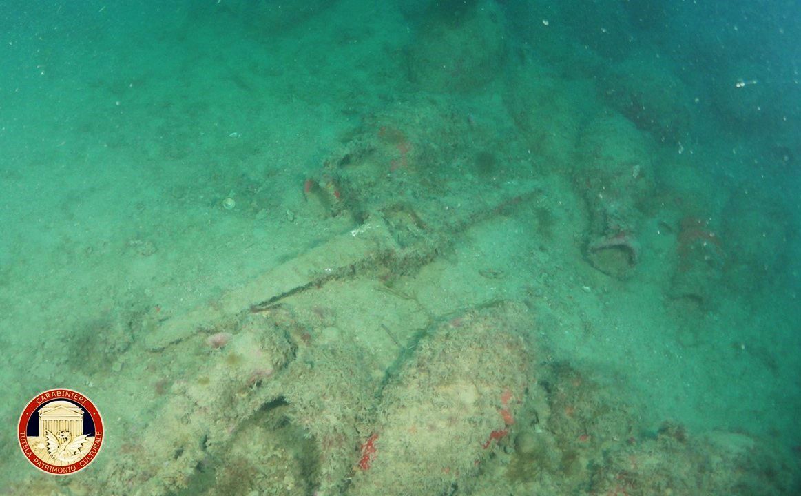 Vor der Küste Siziliens haben Taucher ein mehr als 2000 Jahre altes römisches Schiffswrack mit Hunderten antiken Amphoren entdeckt.