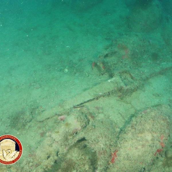 Vor der Küste Siziliens haben Taucher ein mehr als 2000 Jahre altes römisches Schiffswrack mit Hunderten antiken Amphoren entdeckt.