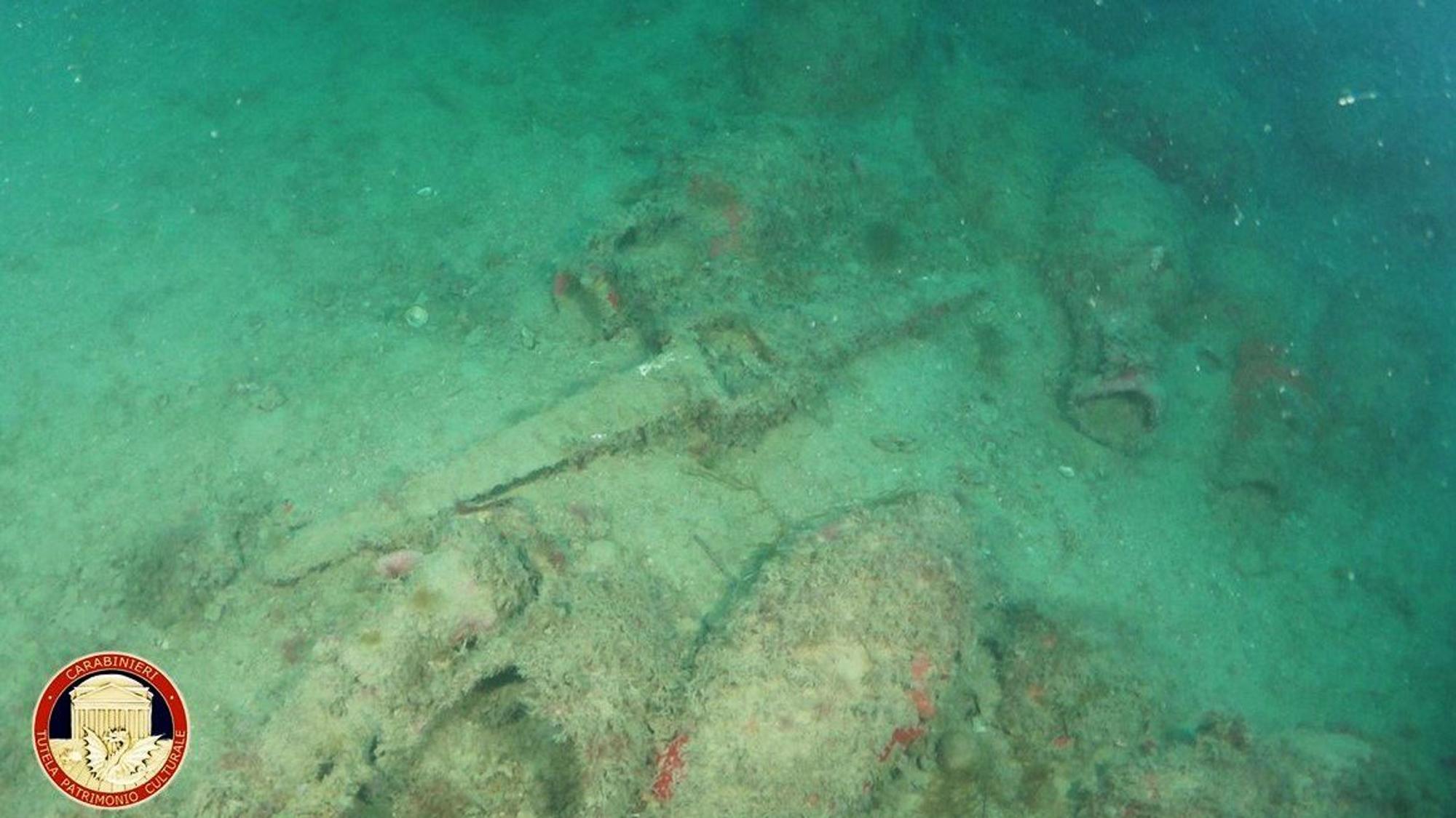 Vor der Küste Siziliens haben Taucher ein mehr als 2000 Jahre altes römisches Schiffswrack mit Hunderten antiken Amphoren entdeckt.