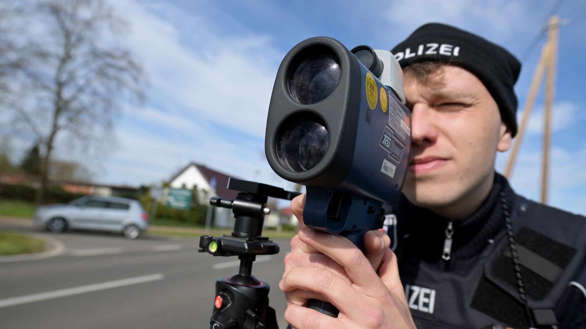 Das Bild zeigt einen Polizeibeamten mit einer Laserpistole.